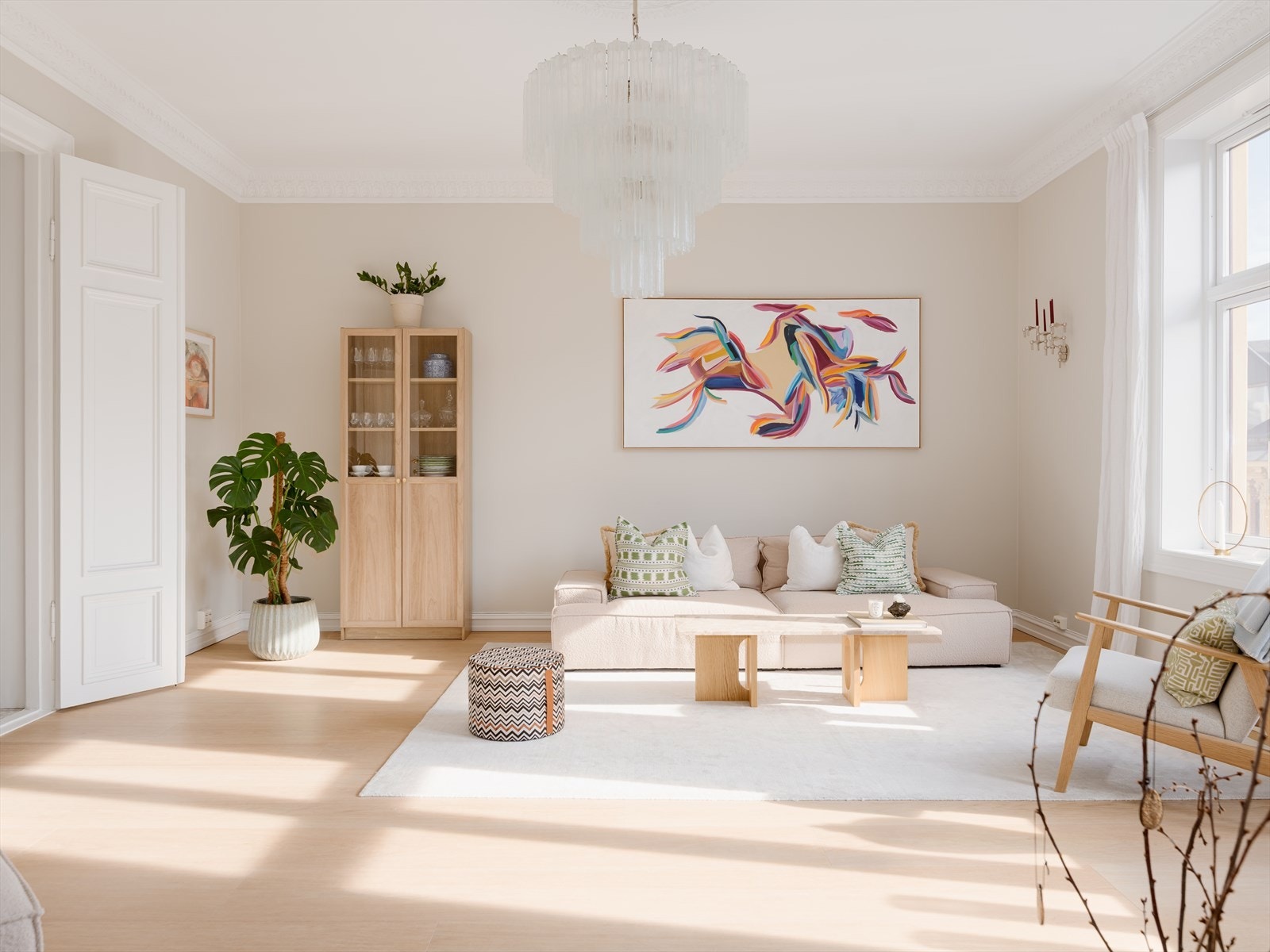 Boligen er godt tilpasset sosialt liv - Den store stuen skaper et naturlig samlingspunkt, og de klassiske vinduene rammer inn utsikten og gir godt med dagslys hele dagen. Galleribilde