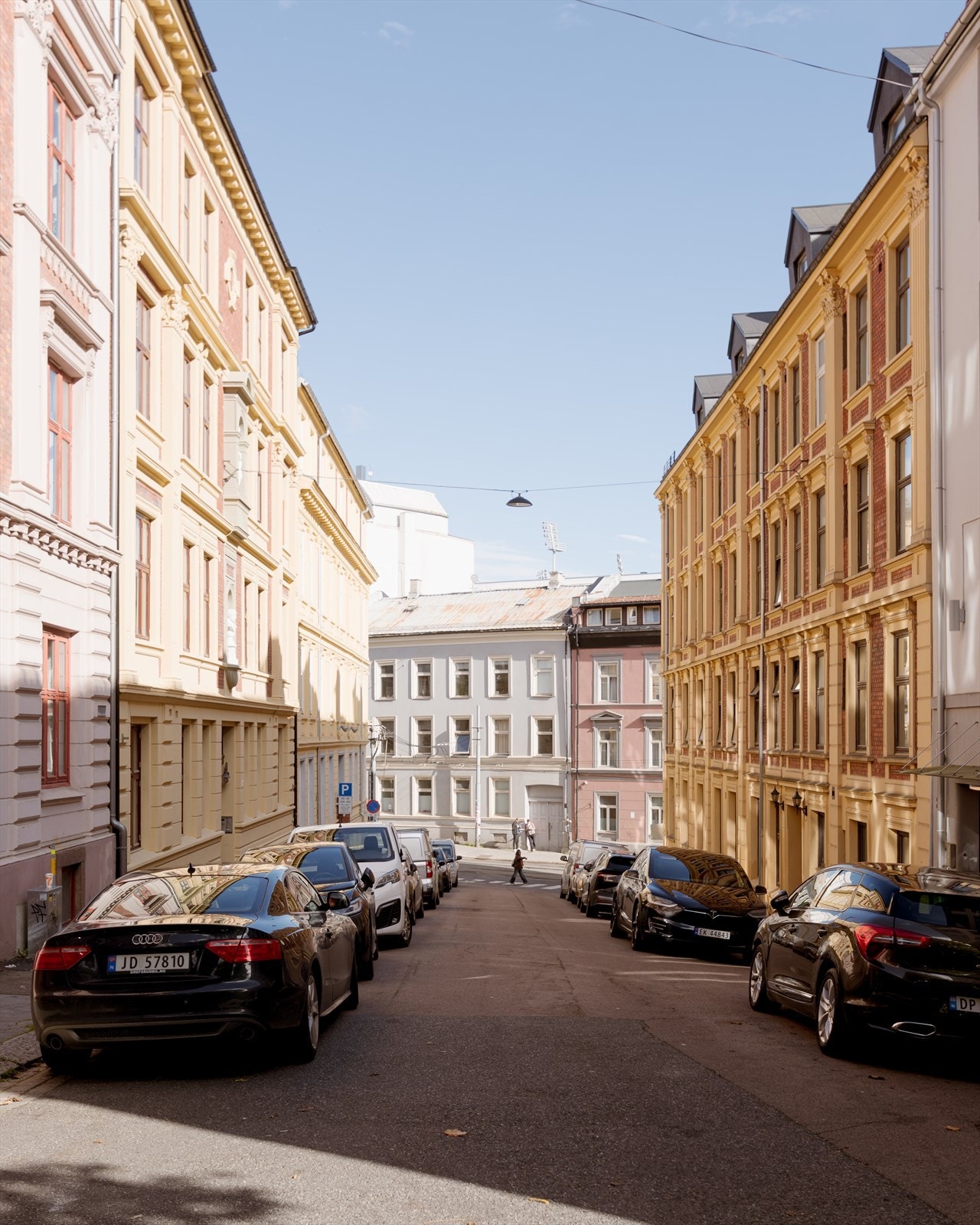 Grønnegate er en stikkvei og blindgate opp fra Pilestredet. Her bor du tilbaketrukket samtidig med "alle" fasiliteter rett i nærheten. Nåværende eier leier P-plass med el lader i garasjeanlegg 500 meter unna boligen. Leieavtalen kan overtas av kjøper. Galleribilde