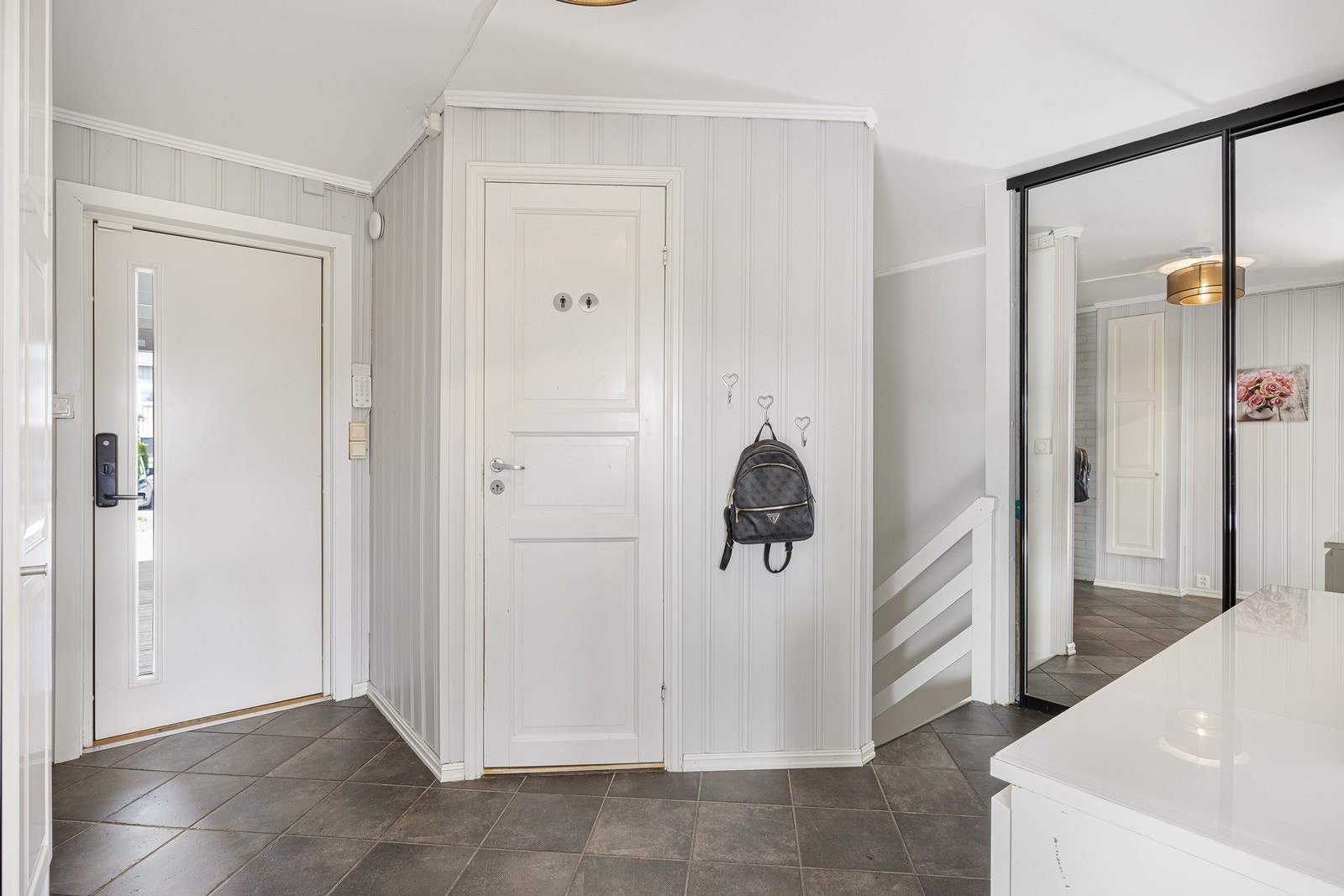 Trappen fører deg ned til underetasjen hvor baderom og 3 romslige soverom er plassert. Galleribilde