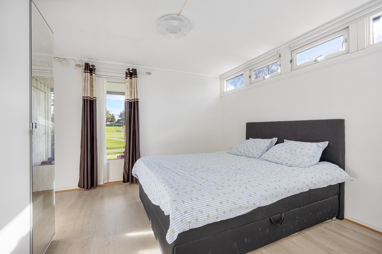 Soverom III har god plass til dobbeltseng, garderobe og annet ønskelig møblement. Galleribilde