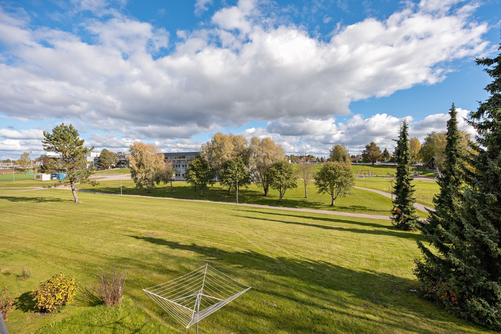 Det er trivelig utsyn fra balkongen mot grøntareal. Galleribilde