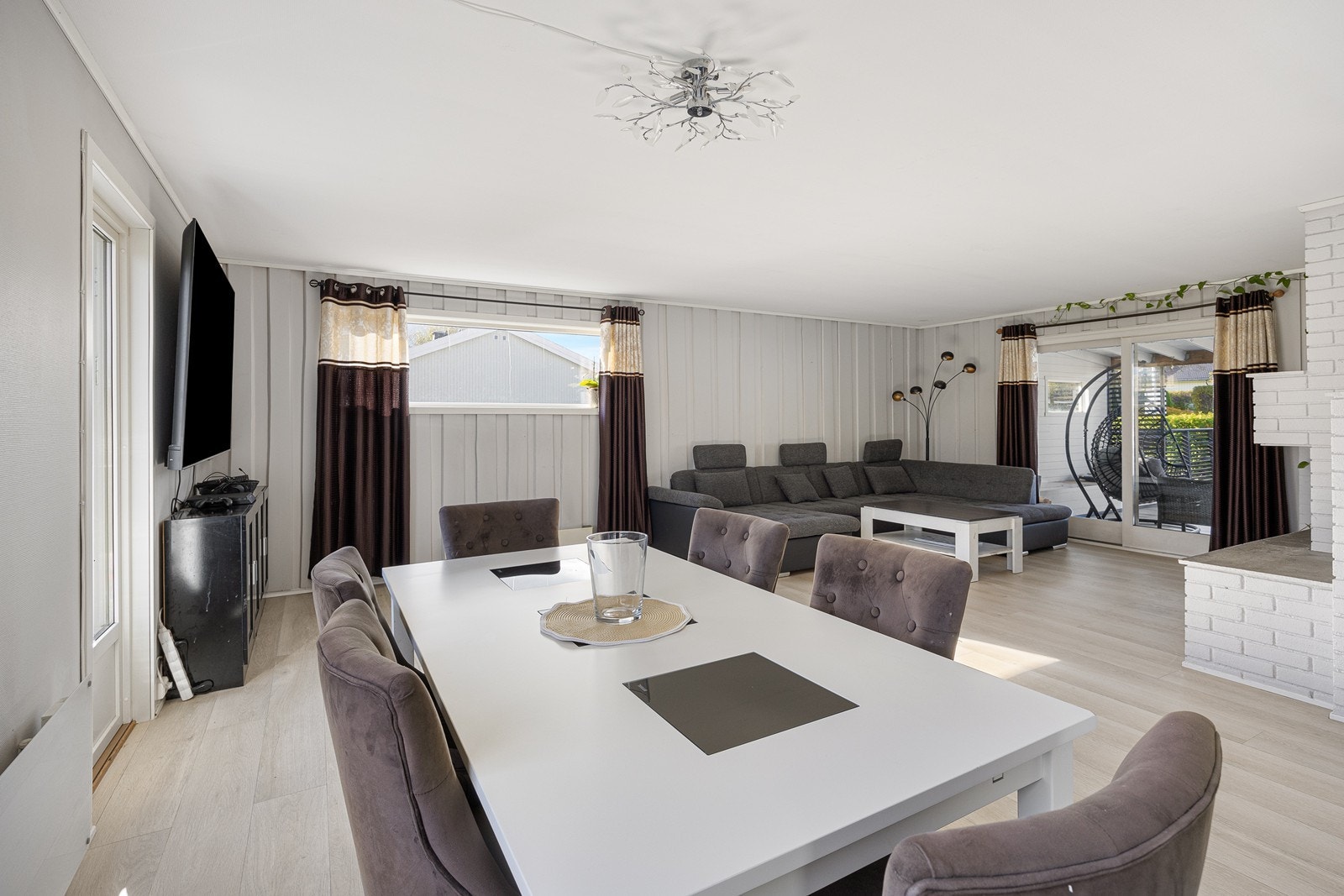 Det er god plasss i stuen til et spisestuebord. Galleribilde