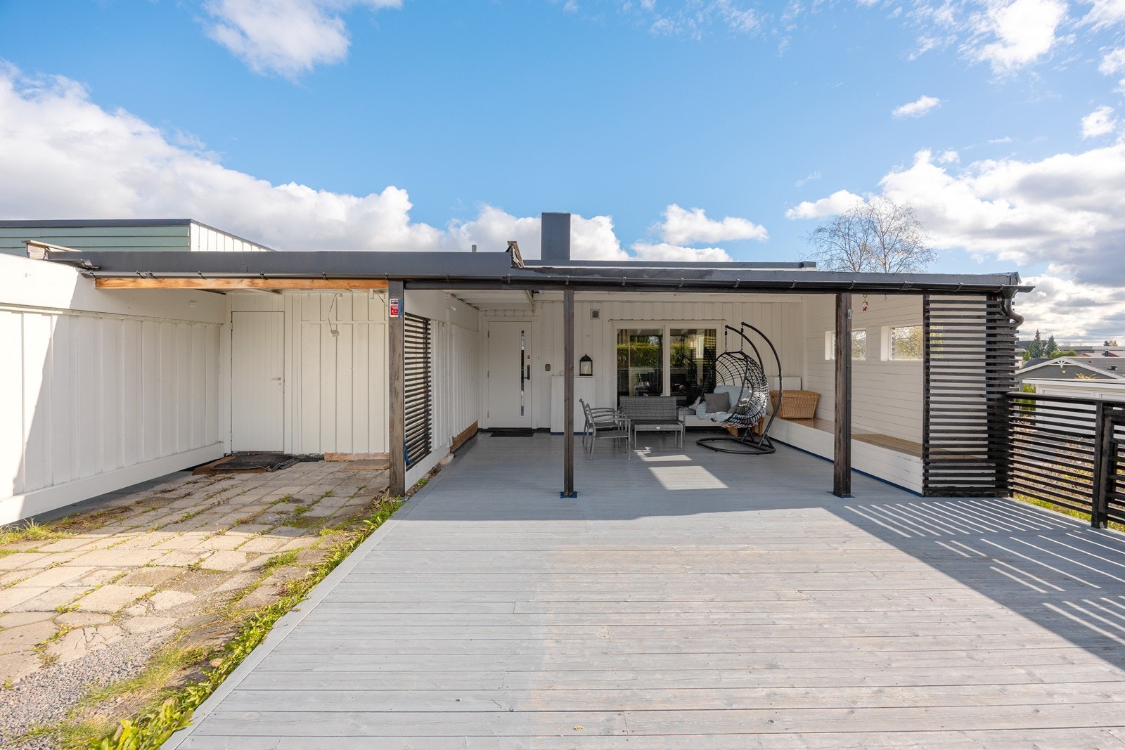 Velkommen hjem. En trivelig velkomstterrasse på hele 51 kvm som har skyvedør inn til stuen. Galleribilde