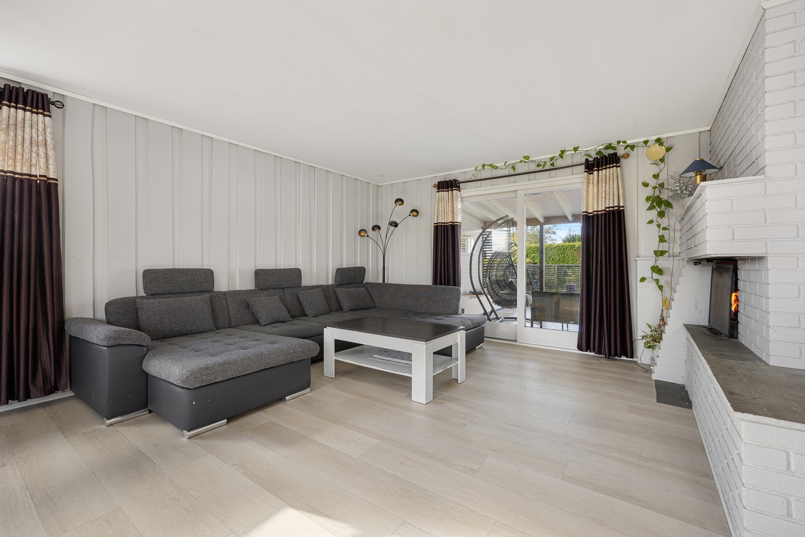 Veggene i allrommet er malt i en dus gråtone som står godt til laminatgulvet, og store vinduer i tre himmelretninger sørger for unik, naturlig lyssetting. Galleribilde