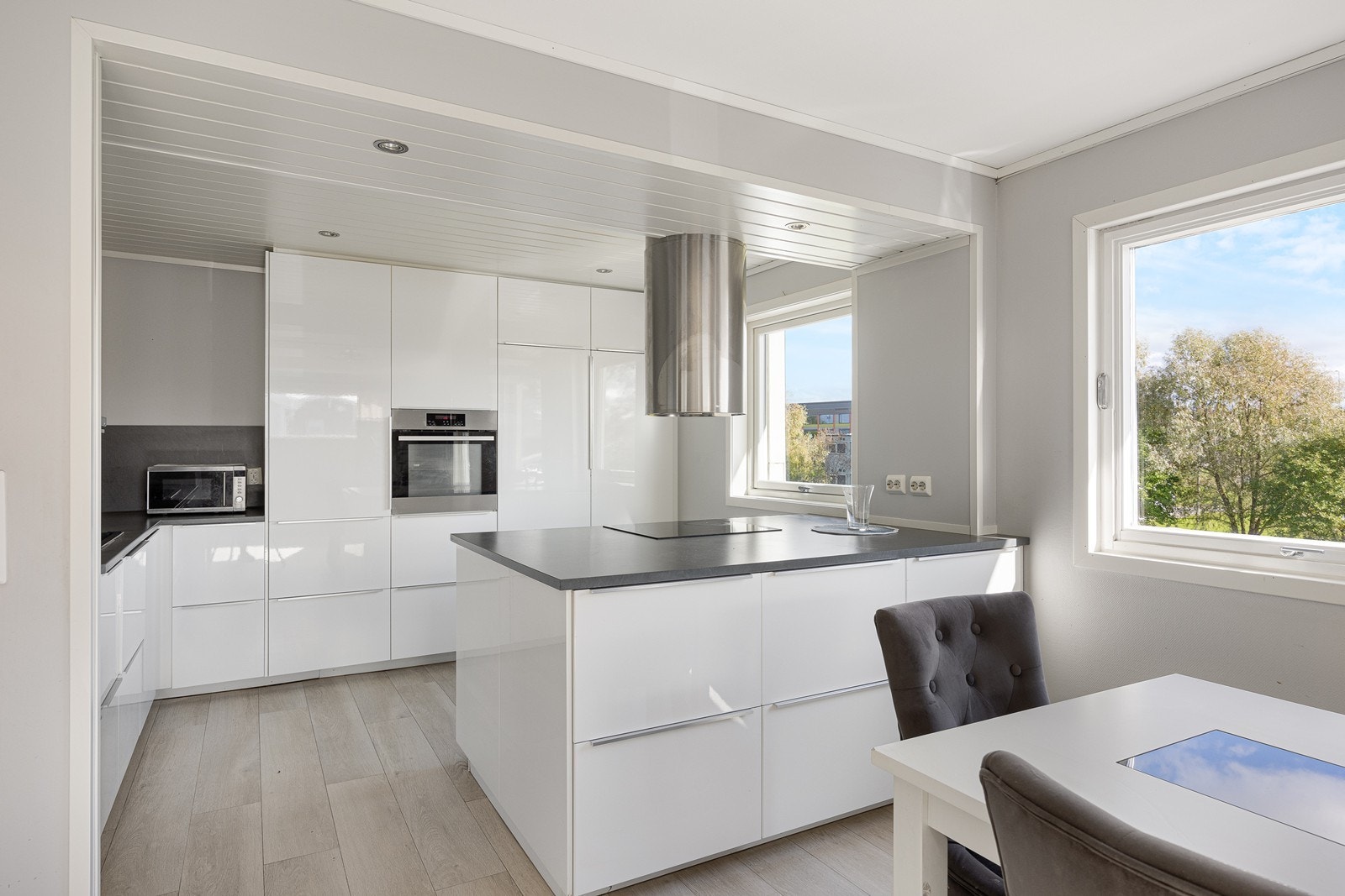 Kjøkkenet har rikelig med oppbevaringsplass i skuffer og skap. Galleribilde