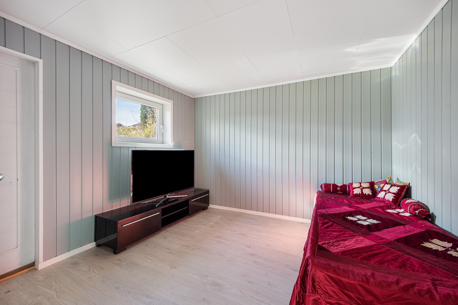 Rom i underetasjen er benyttet av nåværende eier som stue, men er i byggetegninger registrert som bod. Rommet er ikke omsøkt og bruksendret hos kommunen. Rommet er derfor ikke godkjent for bruken. Galleribilde