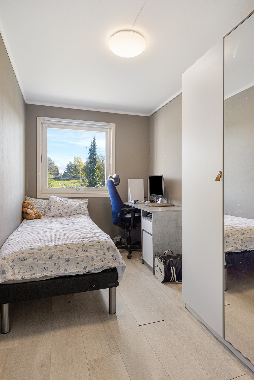 Soverom II har plass til seng, garderobe og skrivebord. Galleribilde