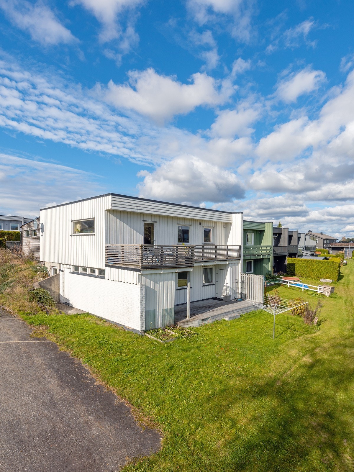 Rekkehuset ligger i enden og har trivelige uteplasser. Galleribilde