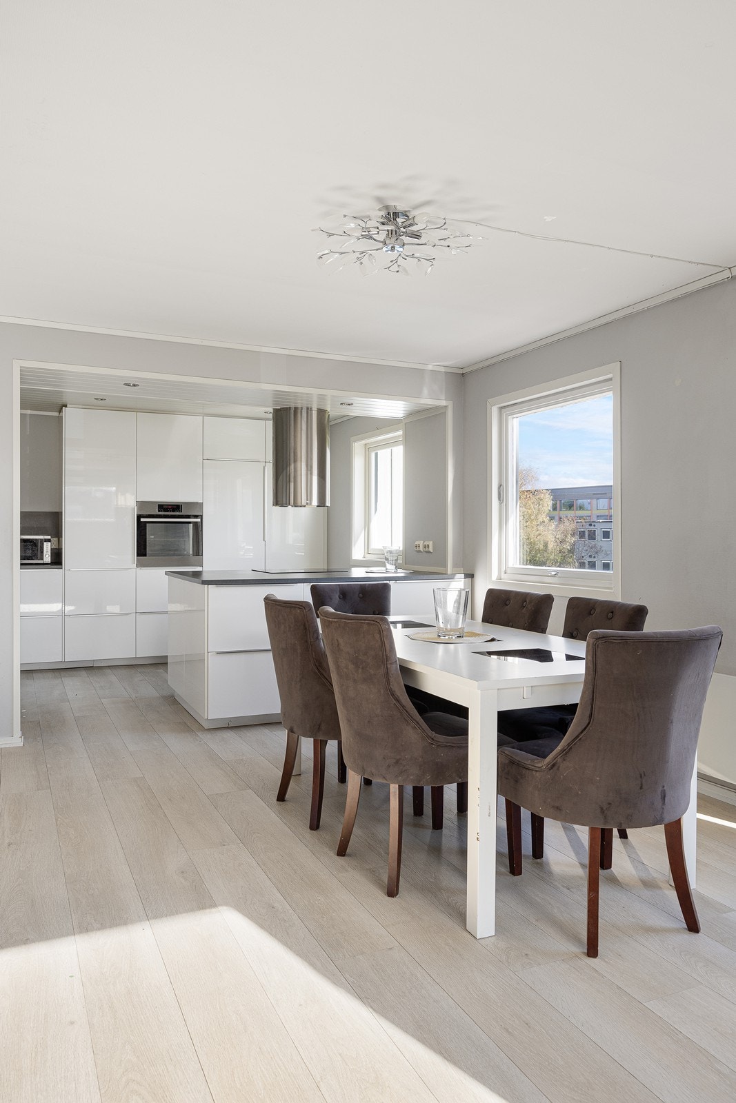 Det er åpen løsning mellom kjøkken og stue. Perfekt for sosialt samvær. Galleribilde