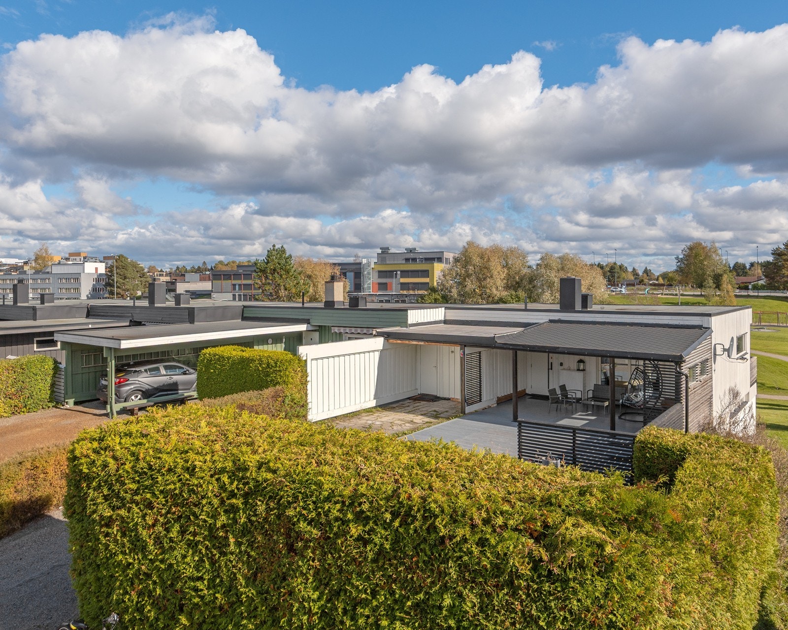 På inngangssiden er det stor, gruset gårdsplass og en vestvendt velkomstterrasse, skjermet av hekk. Galleribilde