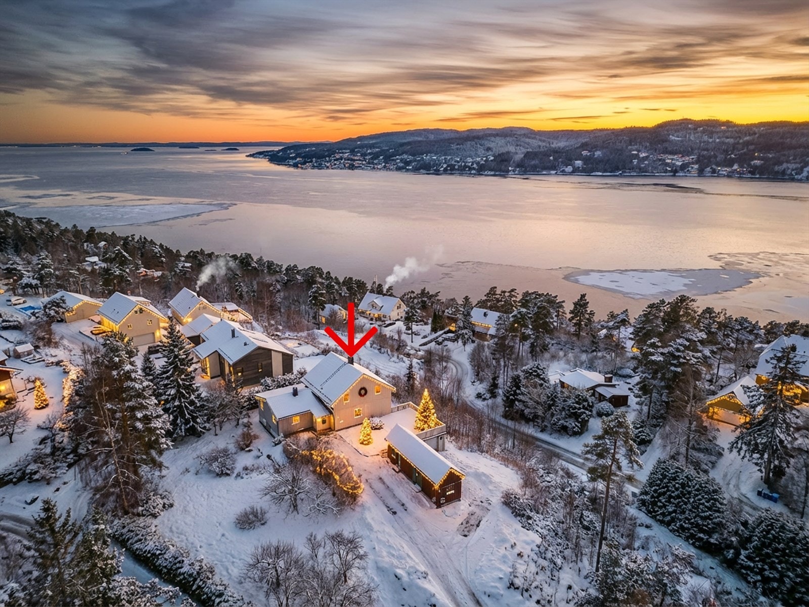 Attentus har gleden av å presentere denne fine boligen i all sin juleprakt. Det gjøres oppmerksom på at bildet er KI generert, og avviker fra virkeligheten. Galleribilde