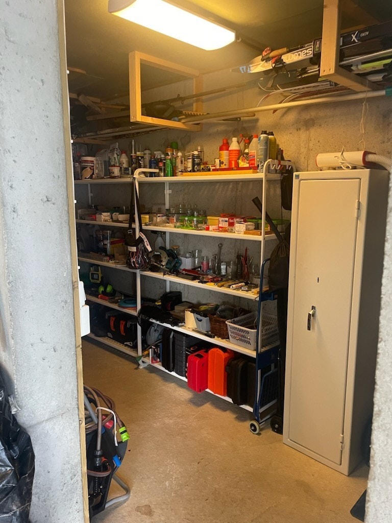 Bod i garasje. Galleribilde