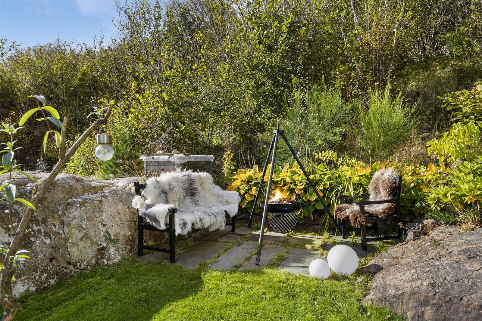 Koselig usjenert sitteplass i hagen. Galleribilde