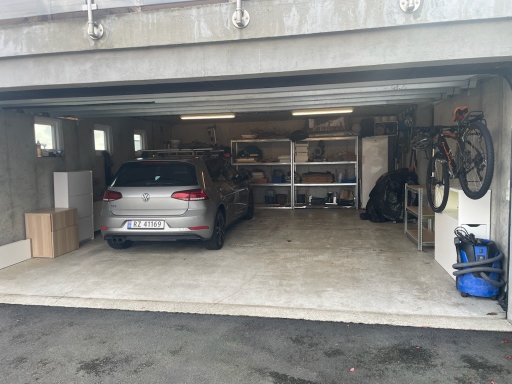 Parkering i stor garasje, el-bil lader installert. Galleribilde