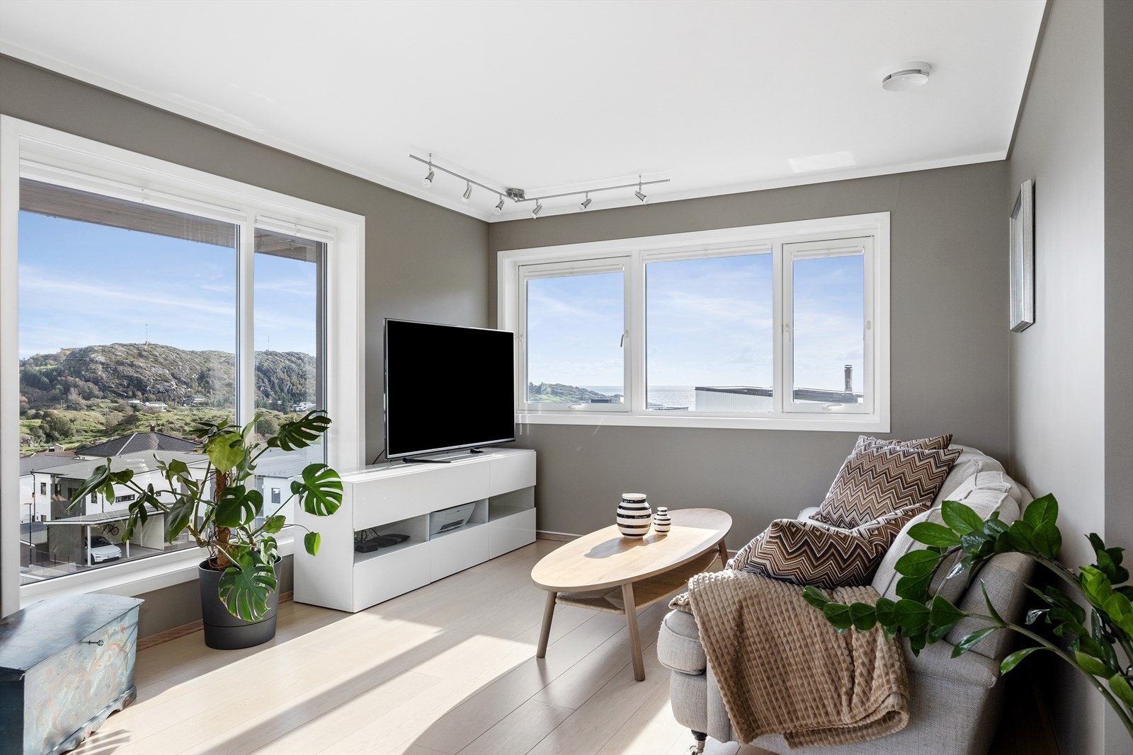 Stuen er lys og romslig med plass til både sofagruppe og godstol-sittegruppe. Et perfekt sted for avslapning eller sosiale sammenkomster. Galleribilde