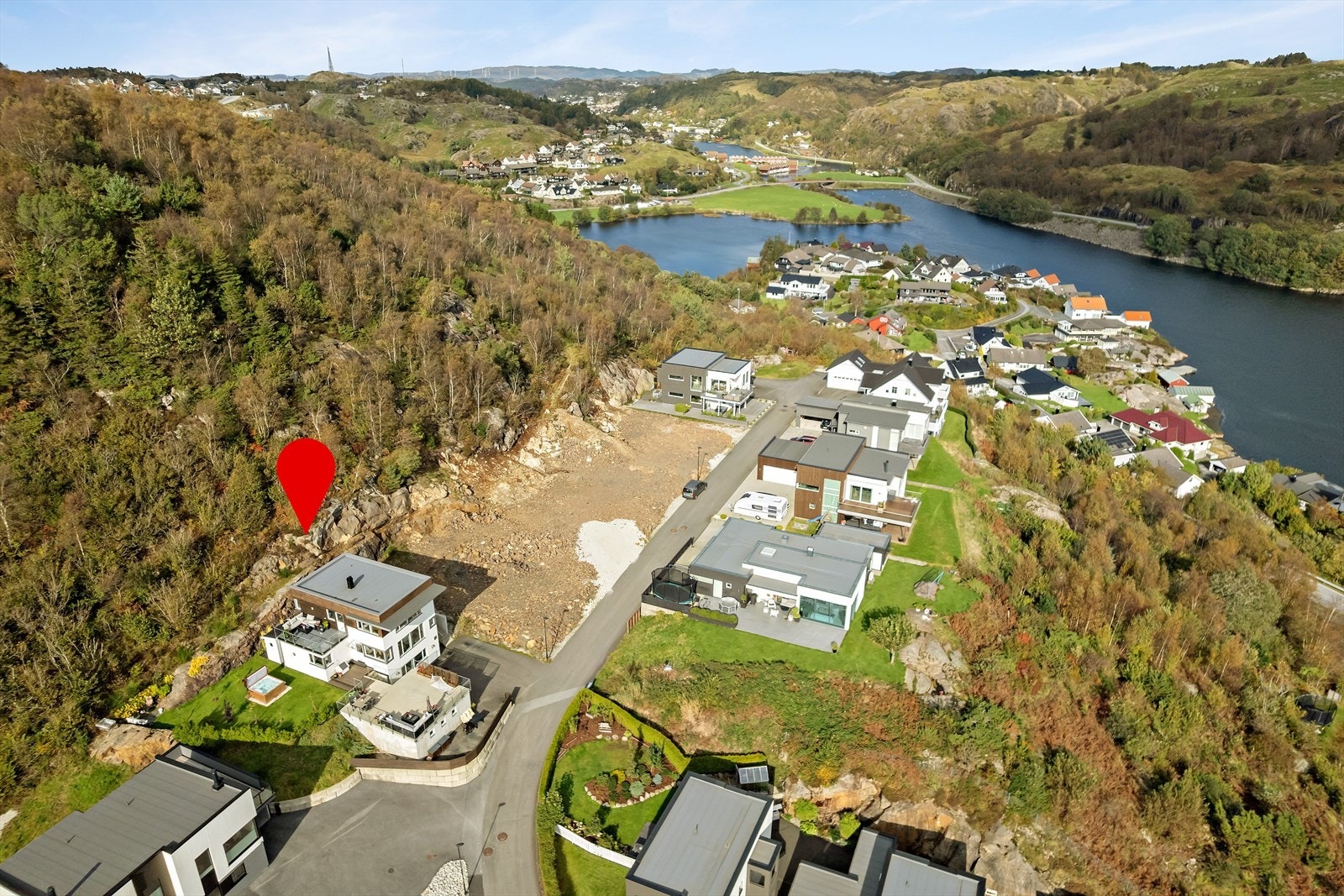 Områdebilde. Kun 3-4 kilometer fra Egersund sentrum, her finner du koselige butikker, spisesteder og kulturtilbud. I nærområdet finnes også barnehage og dagligvarebutikk, noe som gjør hverdagen enkel for familien. Galleribilde