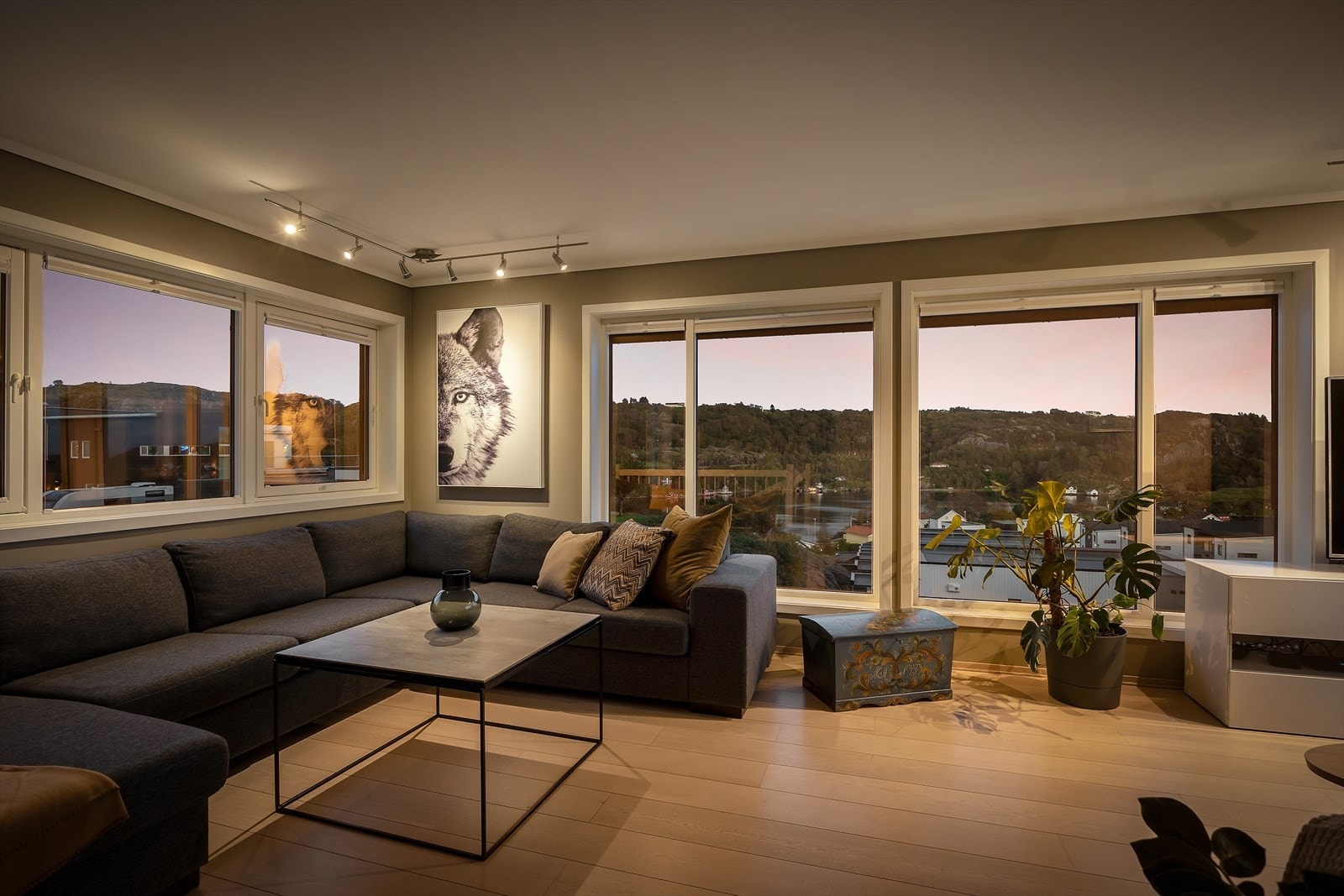 Hovedstuen i andre etasje er et imponerende rom med fantastisk utsikt. Galleribilde