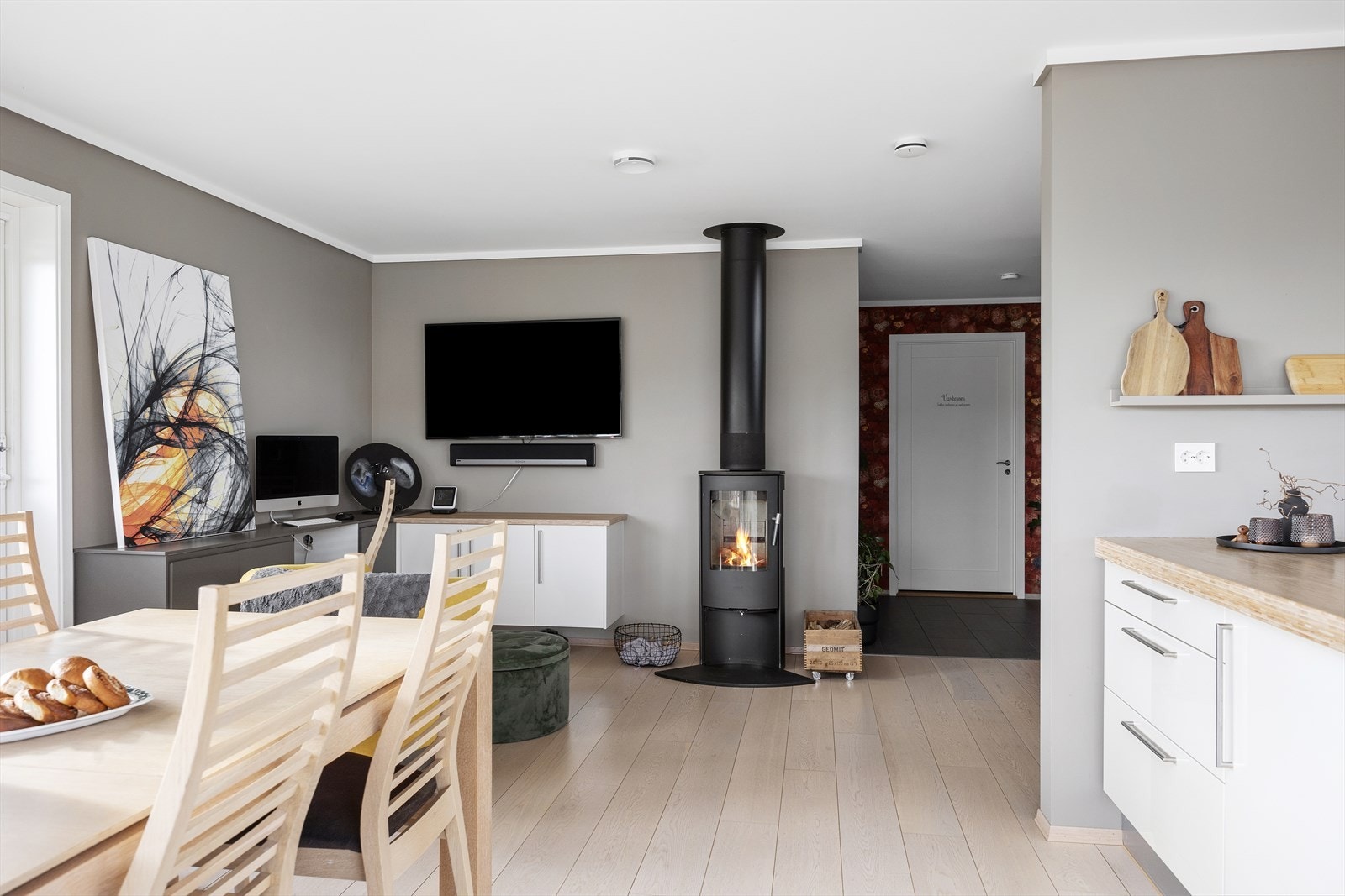 Her er det installert en vedovn som gir ekstra kos på kalde dager. Galleribilde