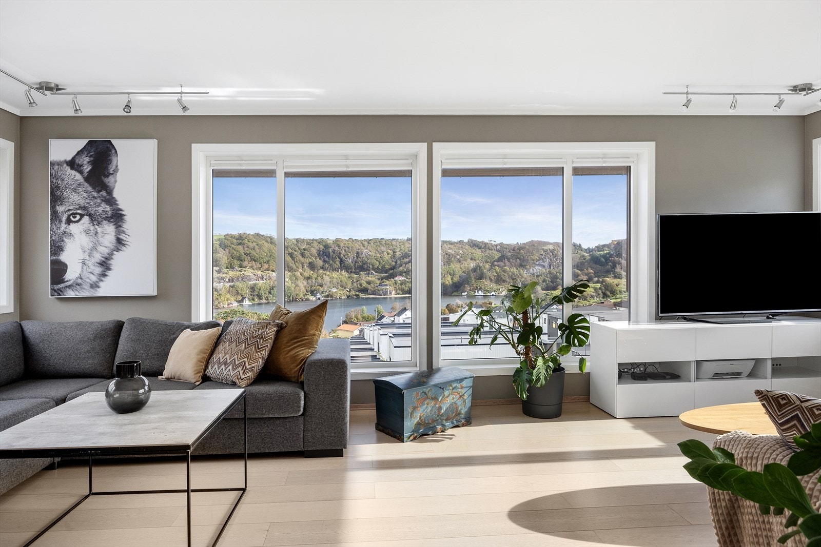 Hovedstuen i andre etasje er et imponerende rom med fantastisk utsikt. Galleribilde