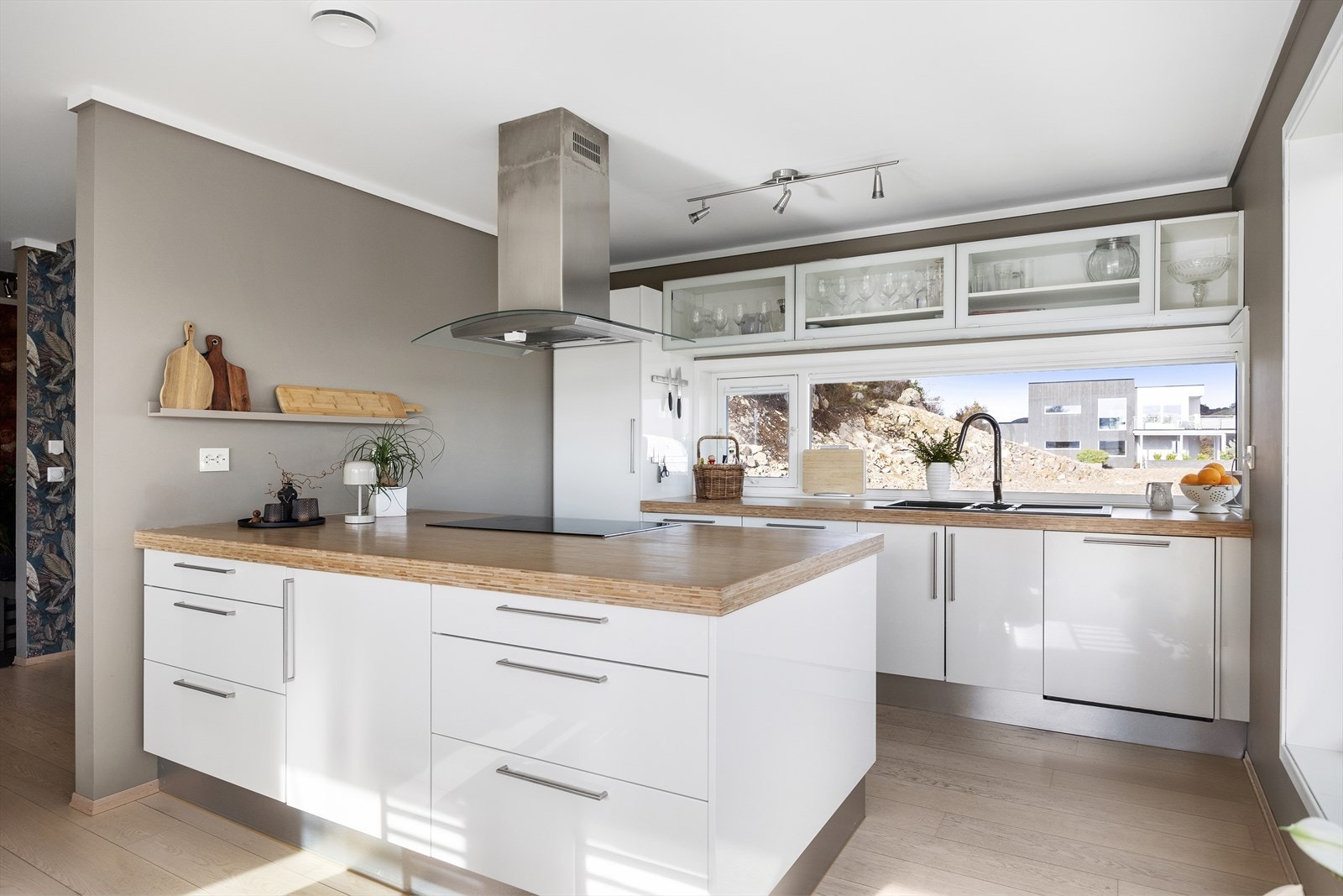 Hovedkjøkkenet er en sann glede å bruke, med sine lyse, glatte fronter og lekre bambus benkeplater. Kjøkkenet er utstyrt med integrerte hvitevarer, og det er god plass til et stort spisebord som samlingspunkt for familien og venner. Galleribilde