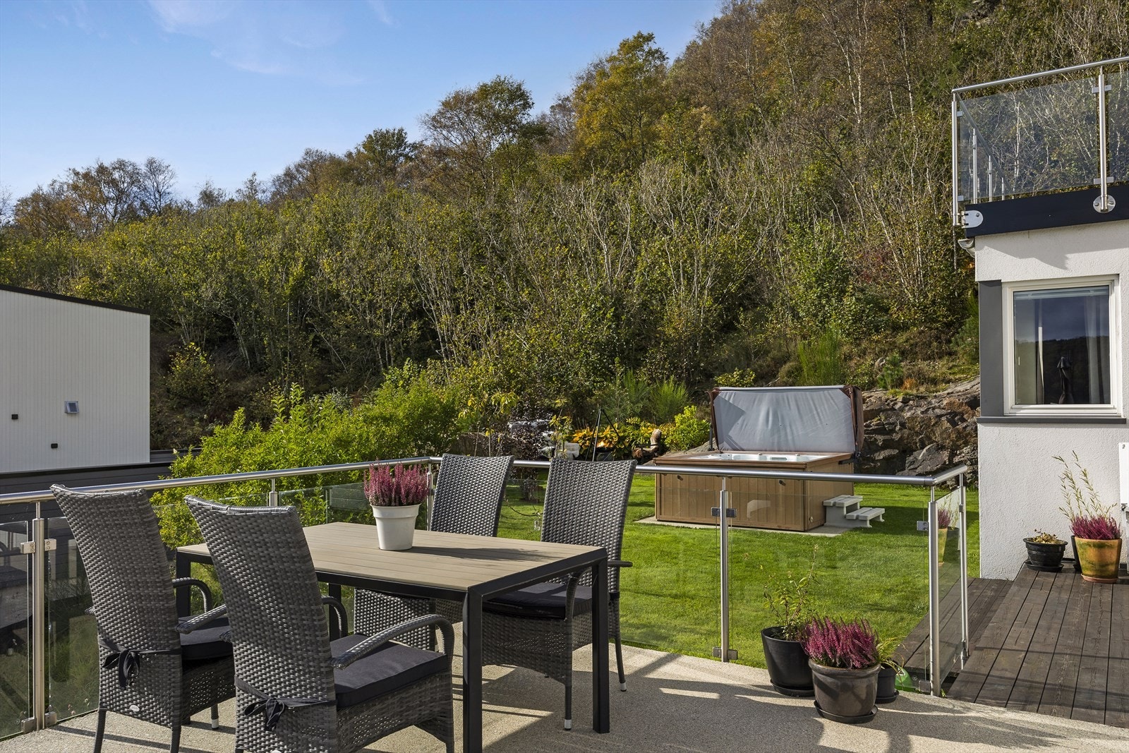 Her har du frihet til å flytte deg etter solen, og med vakker utsikt over området kan du nyte både fine dager og rolige stunder utendørs. Galleribilde