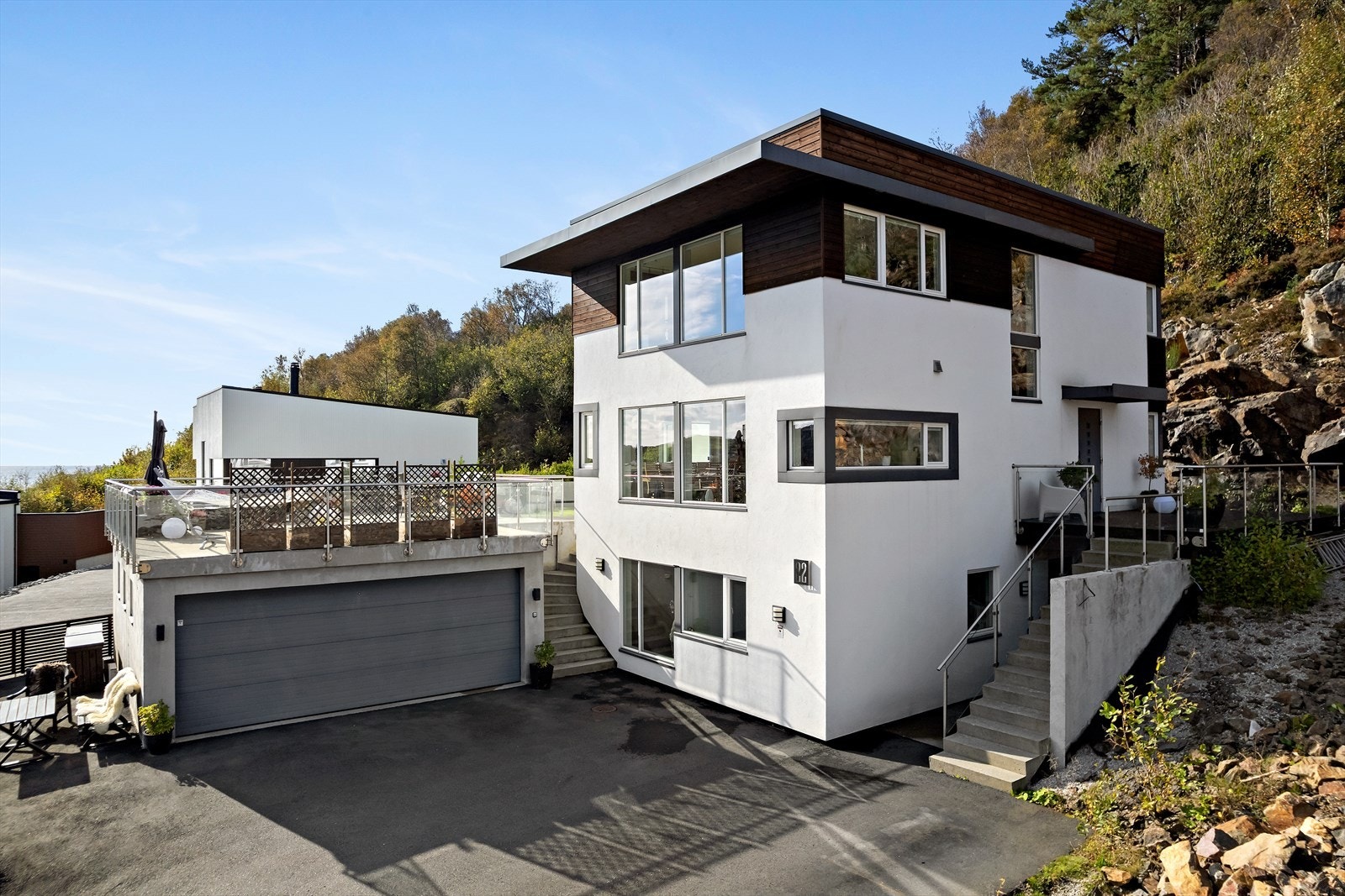 Parkering i dobbel garasje, og god parkering på egen tomt. Galleribilde