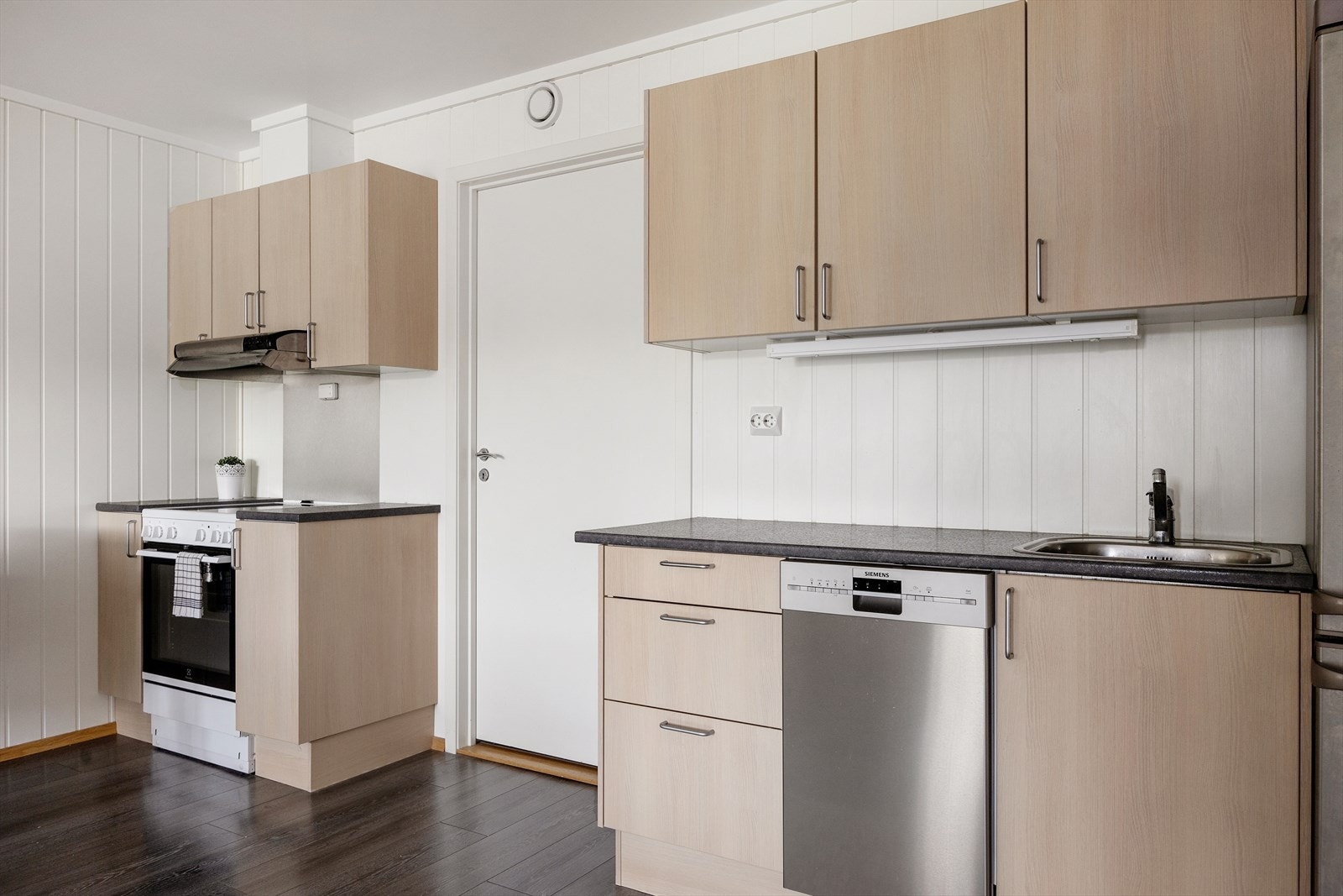 Kjøkken med frittstående hvitevarer som medfølger handelen. Galleribilde