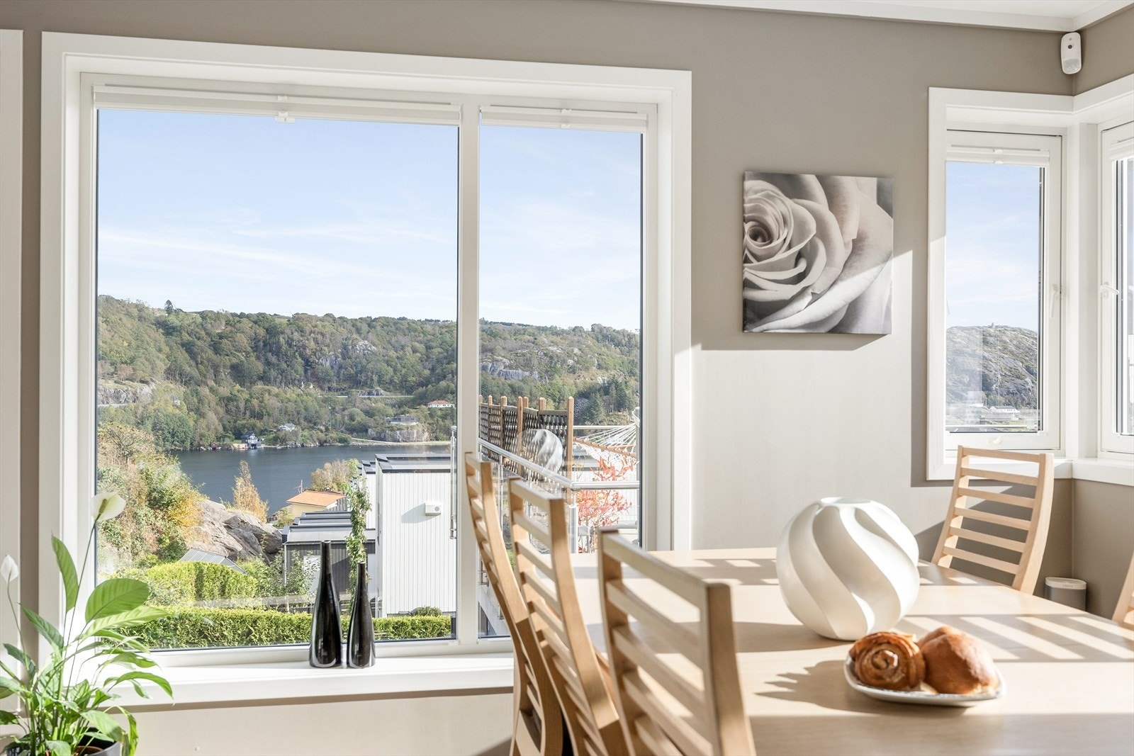 Fra de store vinduene har du en fantastisk utsikt over Lygrefjorden og det omkringliggende området. Galleribilde