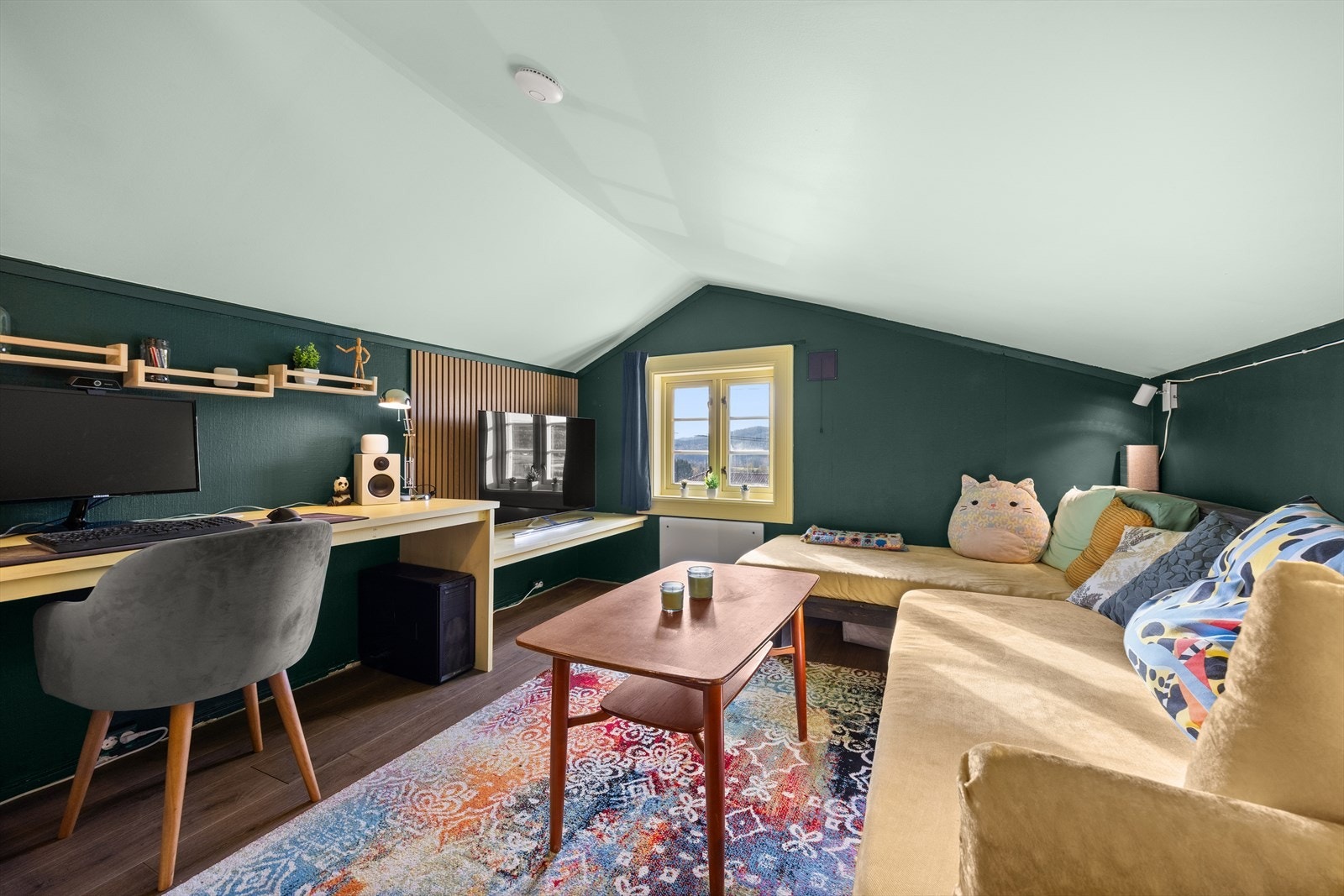 Stuen passer perfekt som en ekstra tv-stue og til hjemmekontor Galleribilde