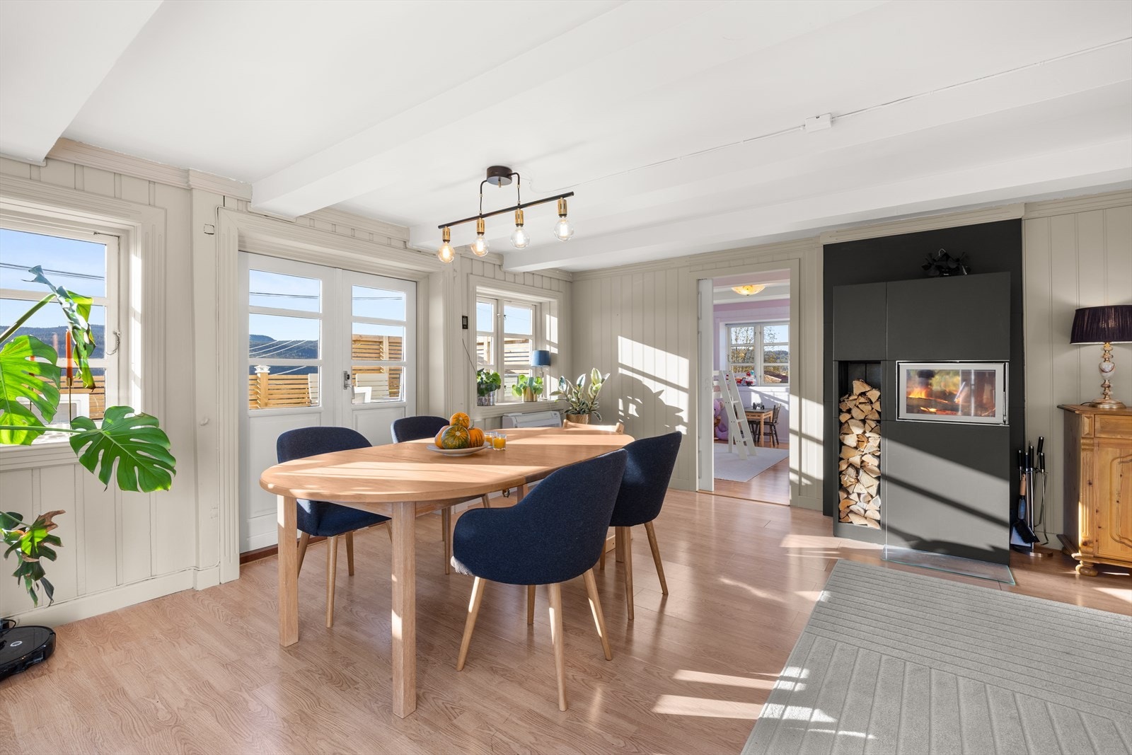 Det er både peisovn og varmepumpe i stuen som bidrar til en lun atmosfære Galleribilde