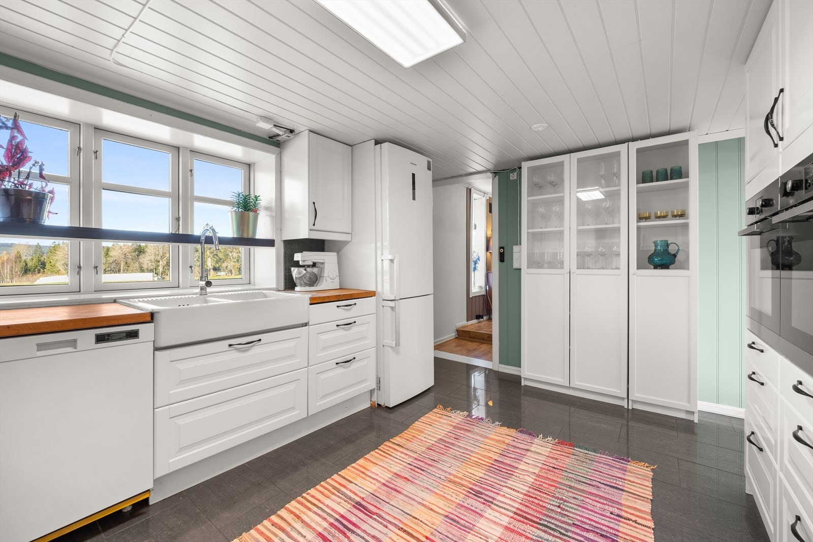 I tillegg er det godt med oppbevaringsplass i en god miks av skuffer og skap Galleribilde