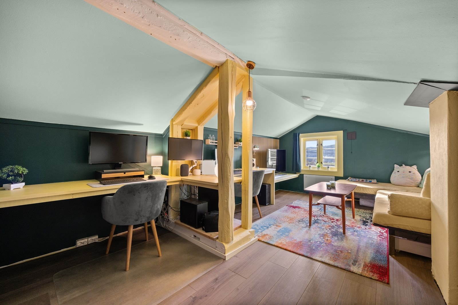 Praktisk og fin loftstue med plassbygde løsninger Galleribilde