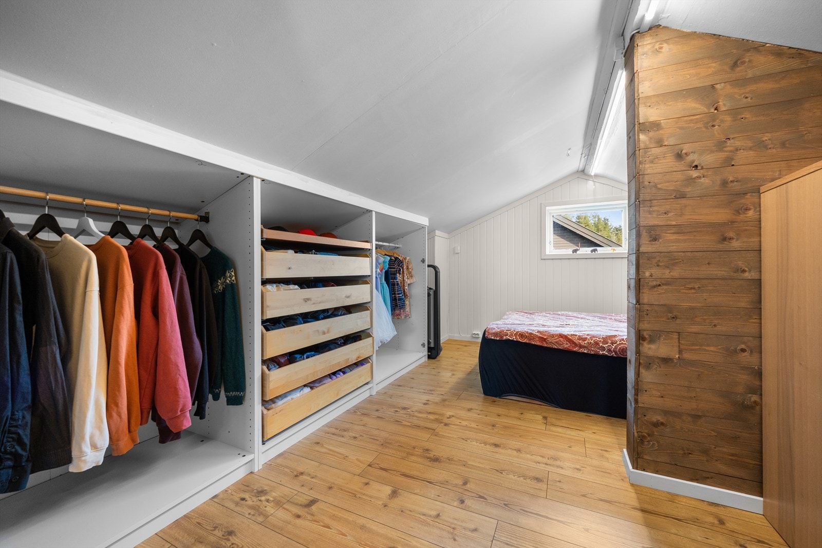 Del av loftstuen er innredet som soverom Galleribilde