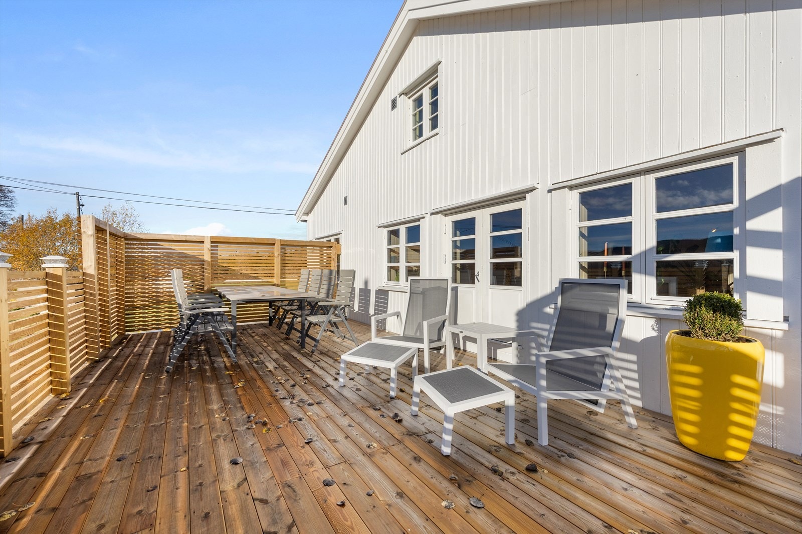 Nydelige uteområder med stor og skjermet terrasse på hele 75 m2 Galleribilde