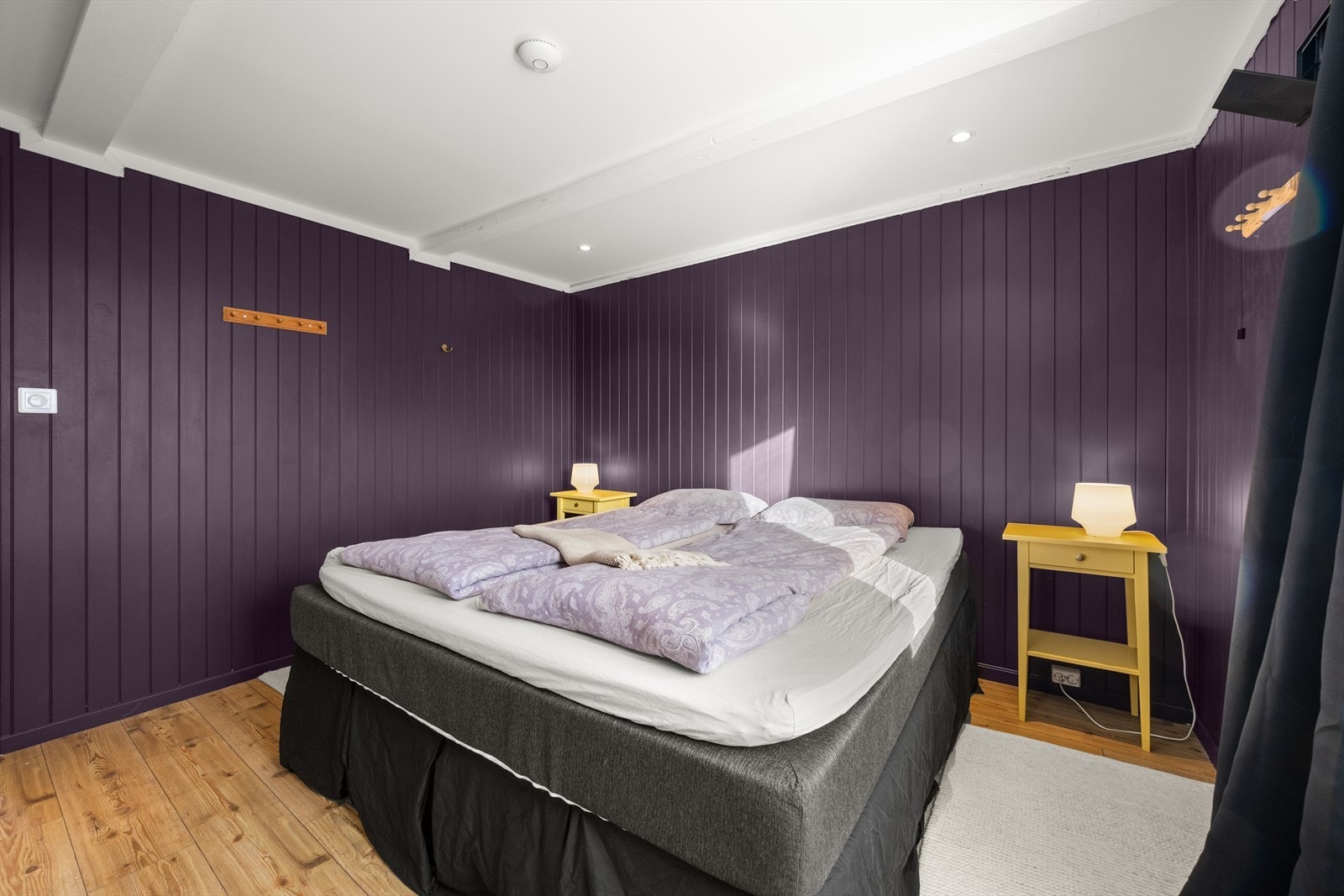 Hovedsoverommet gir enkelt plass for dobbeltseng med tilhørende nattbord Galleribilde