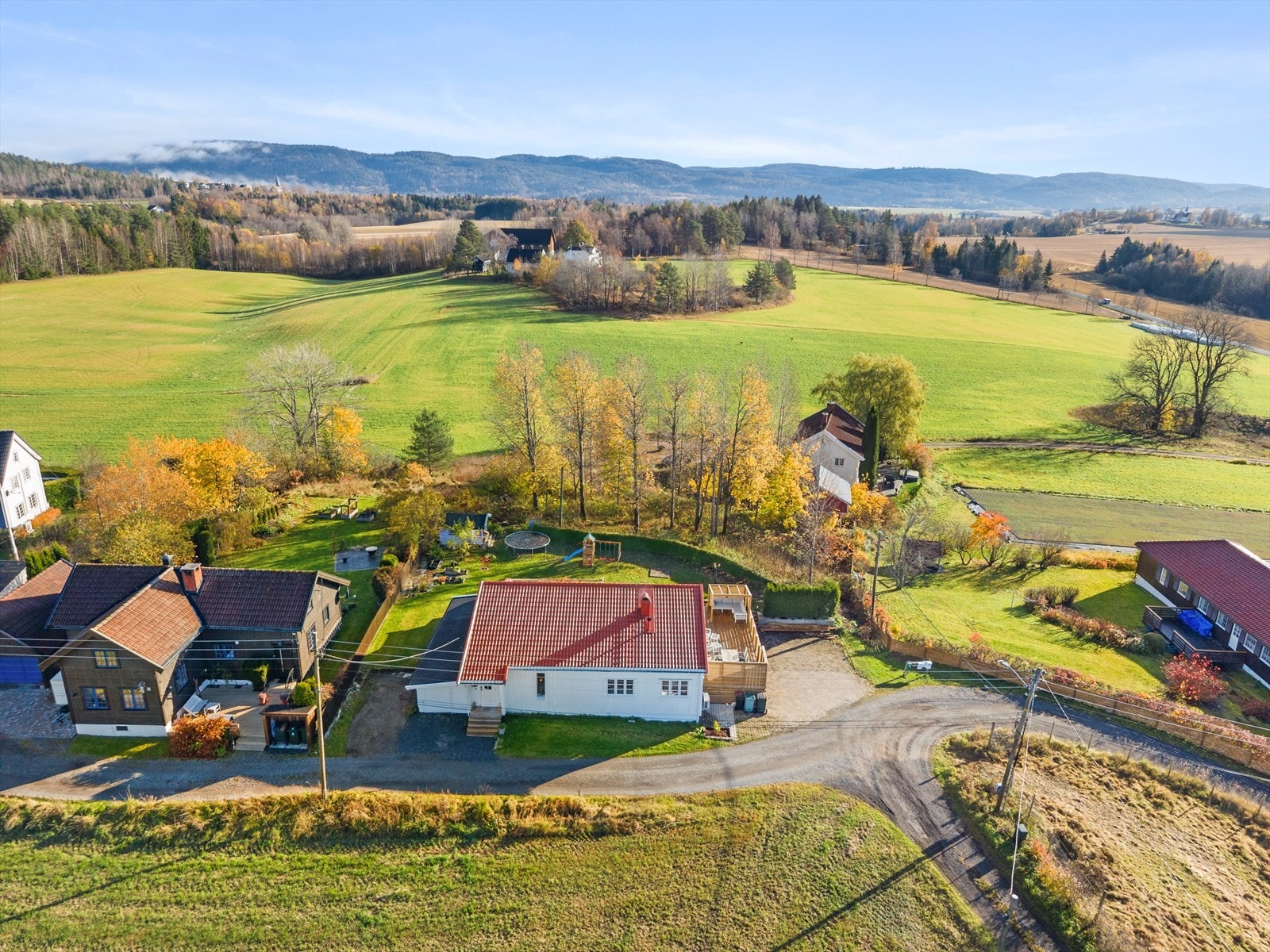 Beliggenheten er attraktiv med bare få minutter til både barnehage, skoler, butikker og fritidsaktiviteter Galleribilde