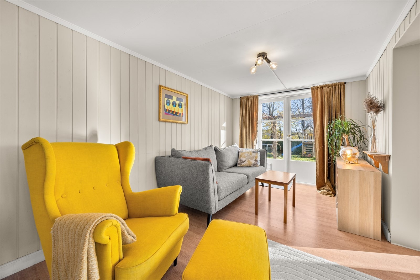 Stuen gir enkelt plass for å innrede til både tv-stue med sofagruppe og spisestue Galleribilde