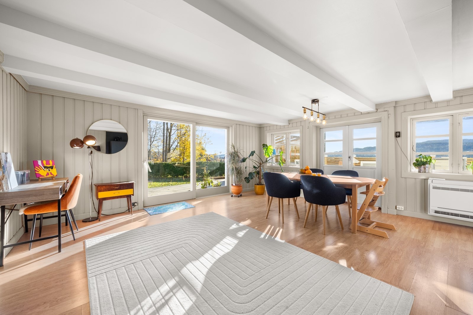 Stuen har flere vindusflater som bidrar til godt med naturlig lys i oppholdsrommet Galleribilde