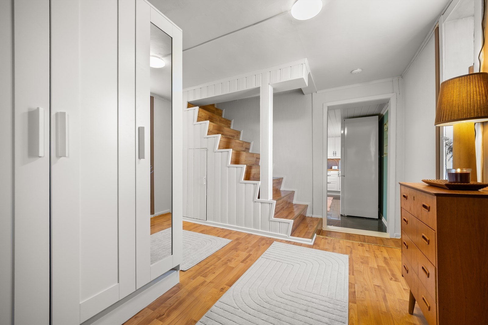 Praktisk entré og romslig gang med gode oppbevaringsmuligheter Galleribilde