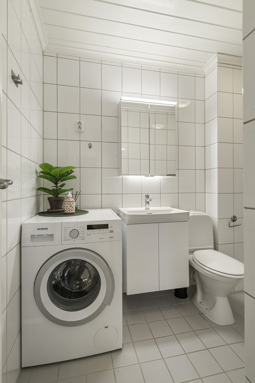 Flislagt bad med opplegg for vaskemaskin Galleribilde