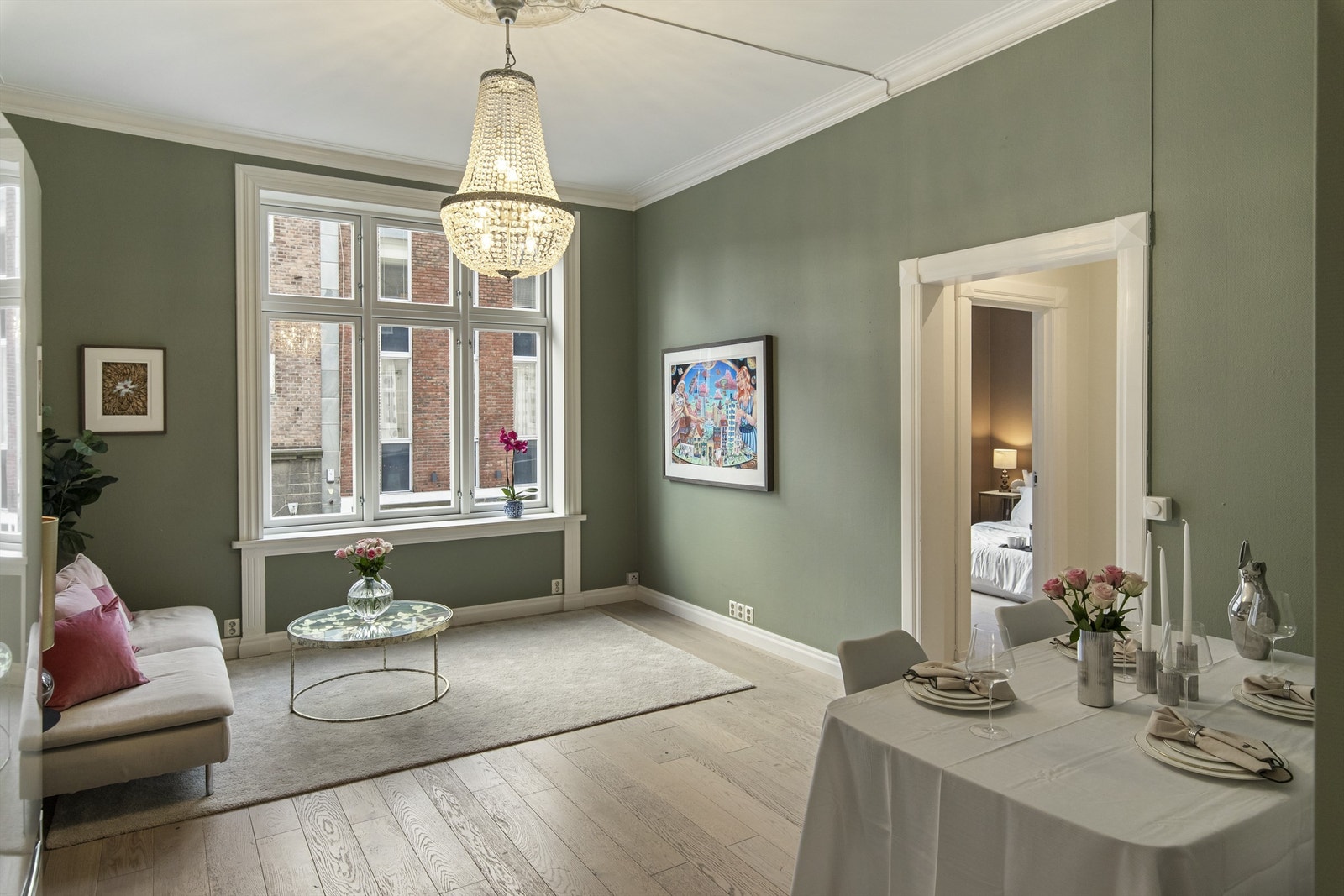 Velkommen til denne klassiske, sjarmerende og innbydende leiligheten i sentrum! Galleribilde