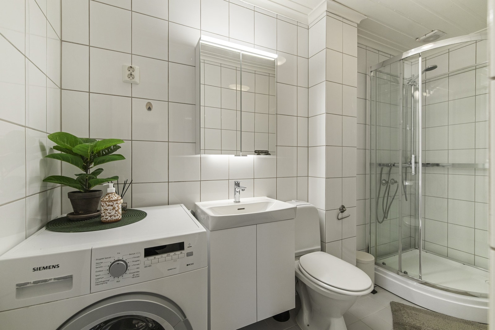 Bad med servant, klosett og dusjkabinett Galleribilde