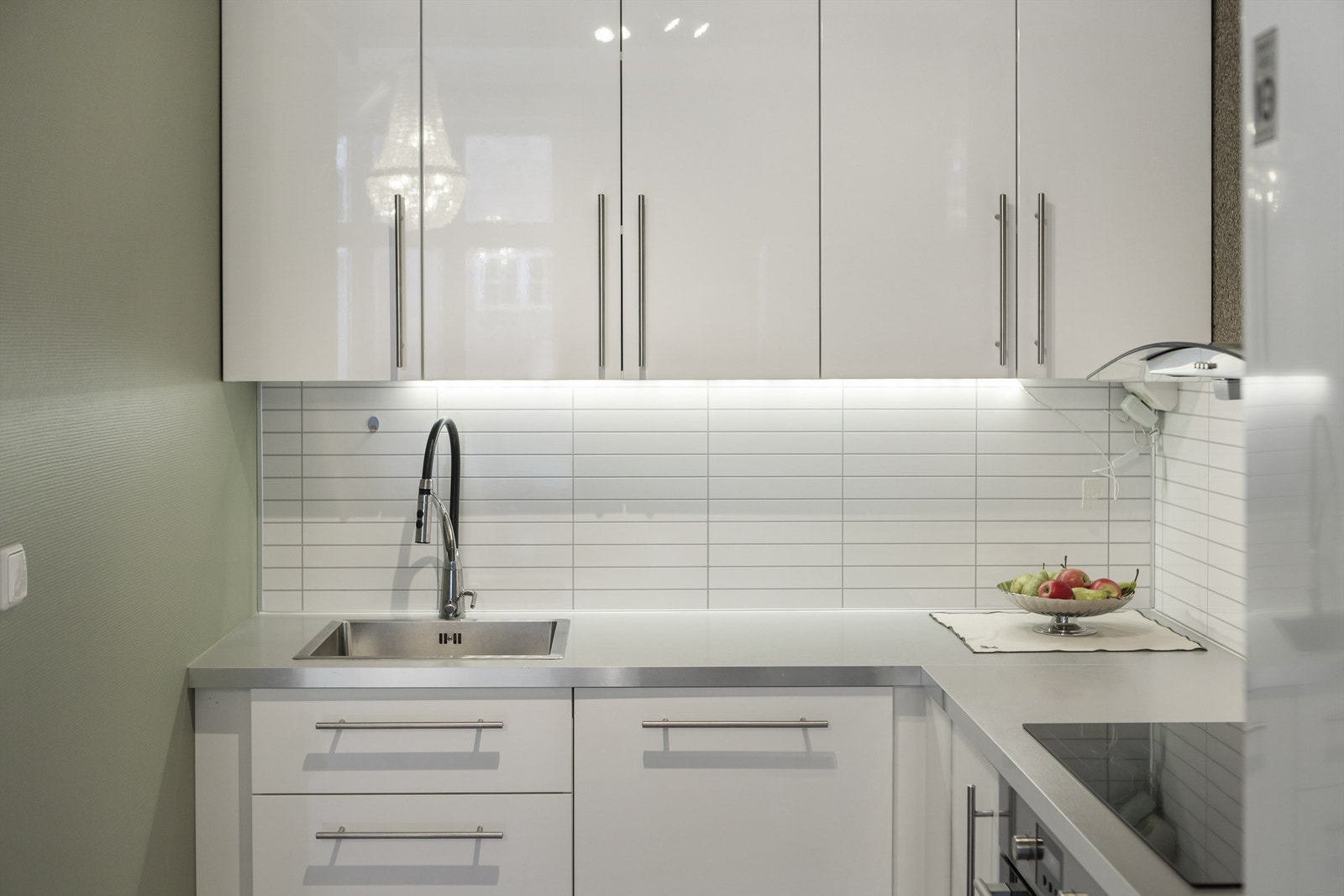 Kjøkkeninnredning i høyglans med laminert benkeplate Galleribilde