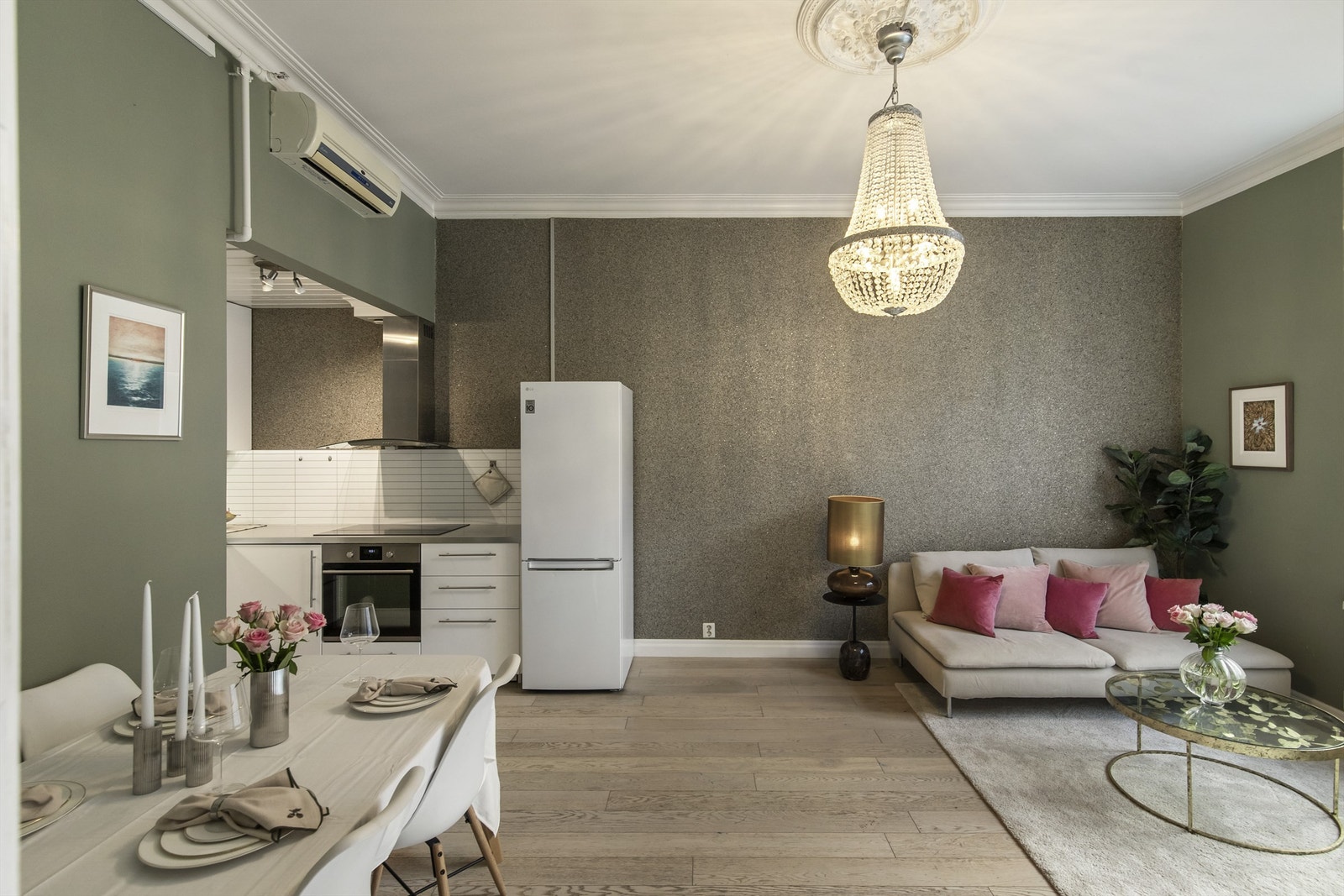 Stue og kjøkken i en åpen løsning med spiseplass. Galleribilde