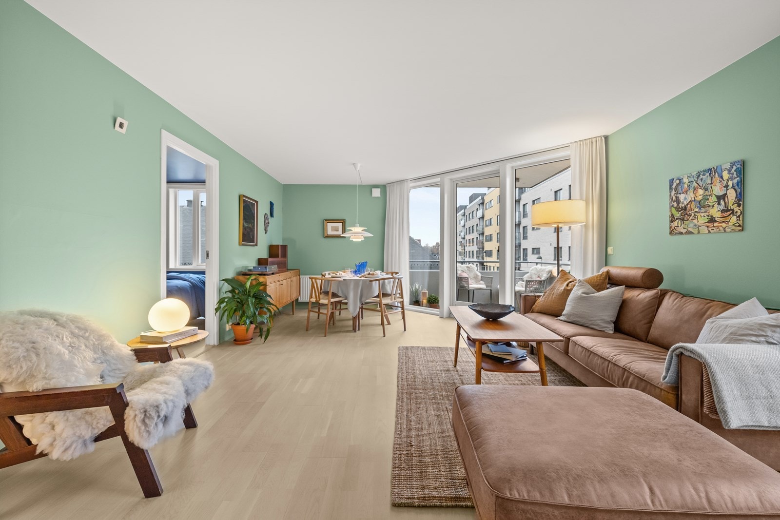 Stuen gir enkelt plass for sofagruppe med tilhørende tv-møblement Galleribilde