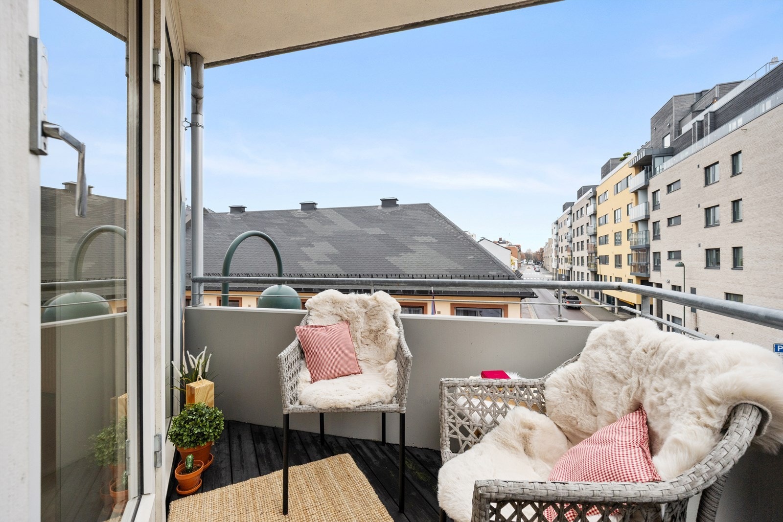 Balkongen er på ca. 3m2 Galleribilde