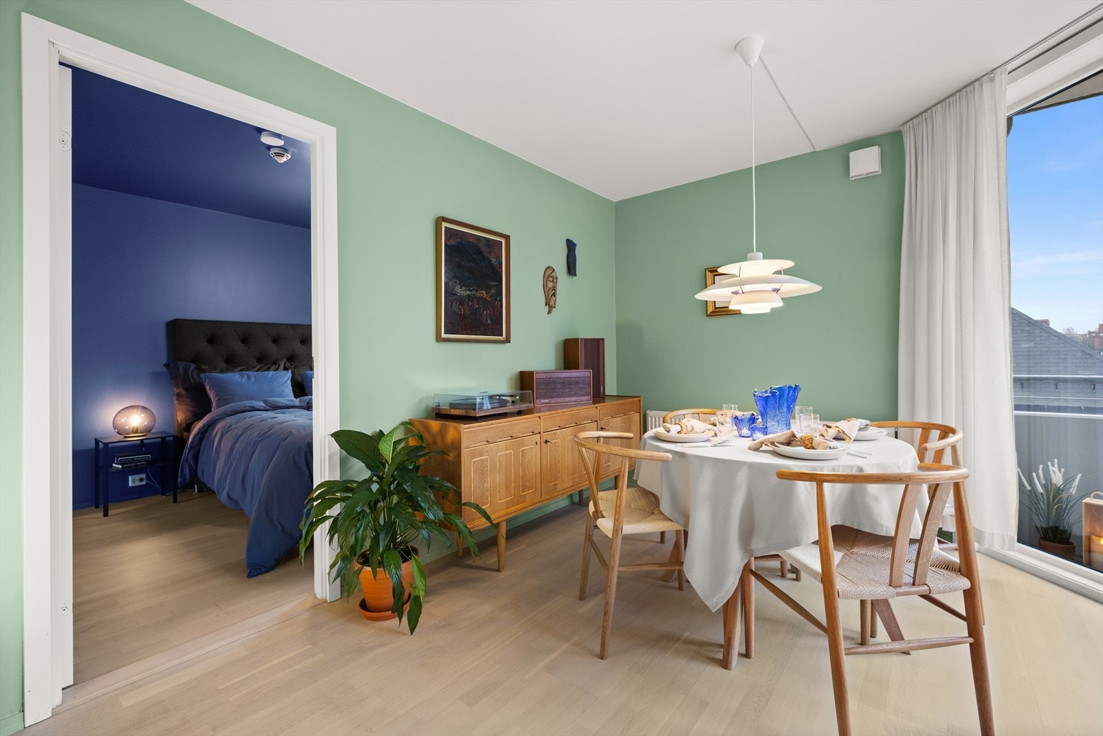 Leiligheten har særpreg og er malt i moderne fargetoner Galleribilde