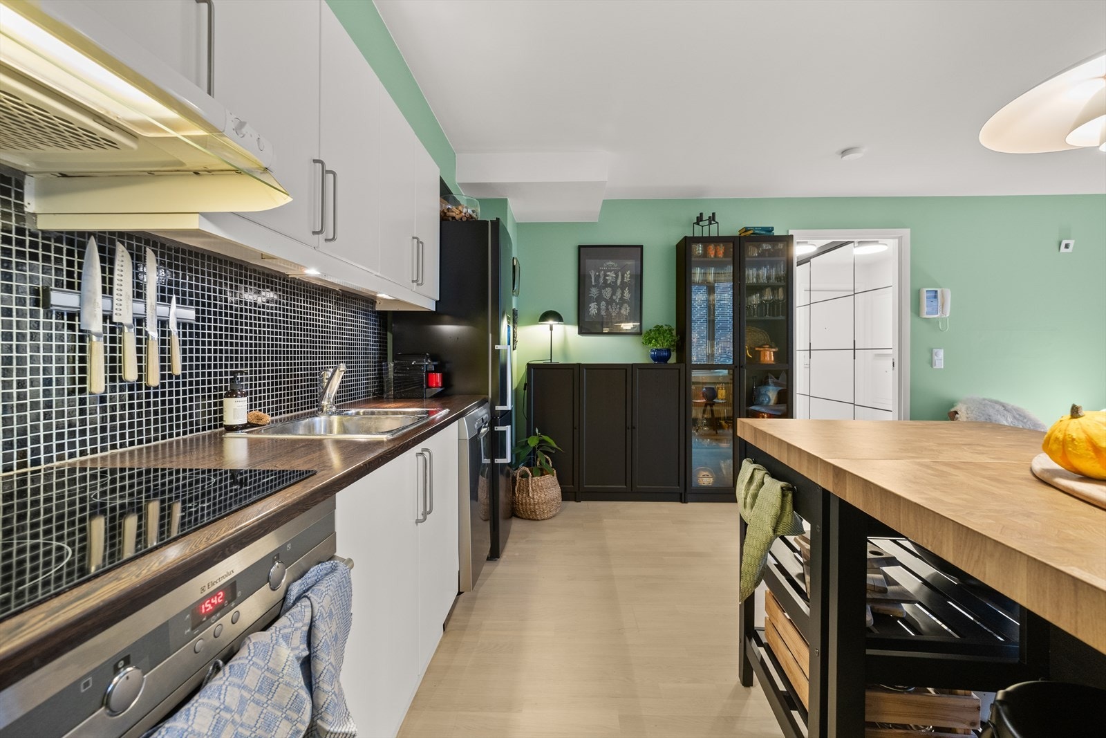 Kjøkkenet er utstyrt med hvitevarer som stekeovn, platetopp, kjøl/fryseskap fra 2025 (kan medfølge etter avtalt pris) og oppvaskmaskin fra 2023 Galleribilde