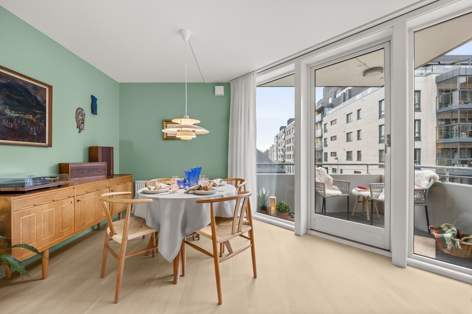 Store vinduer bidrar til en lys og behagelig romfølelse Galleribilde