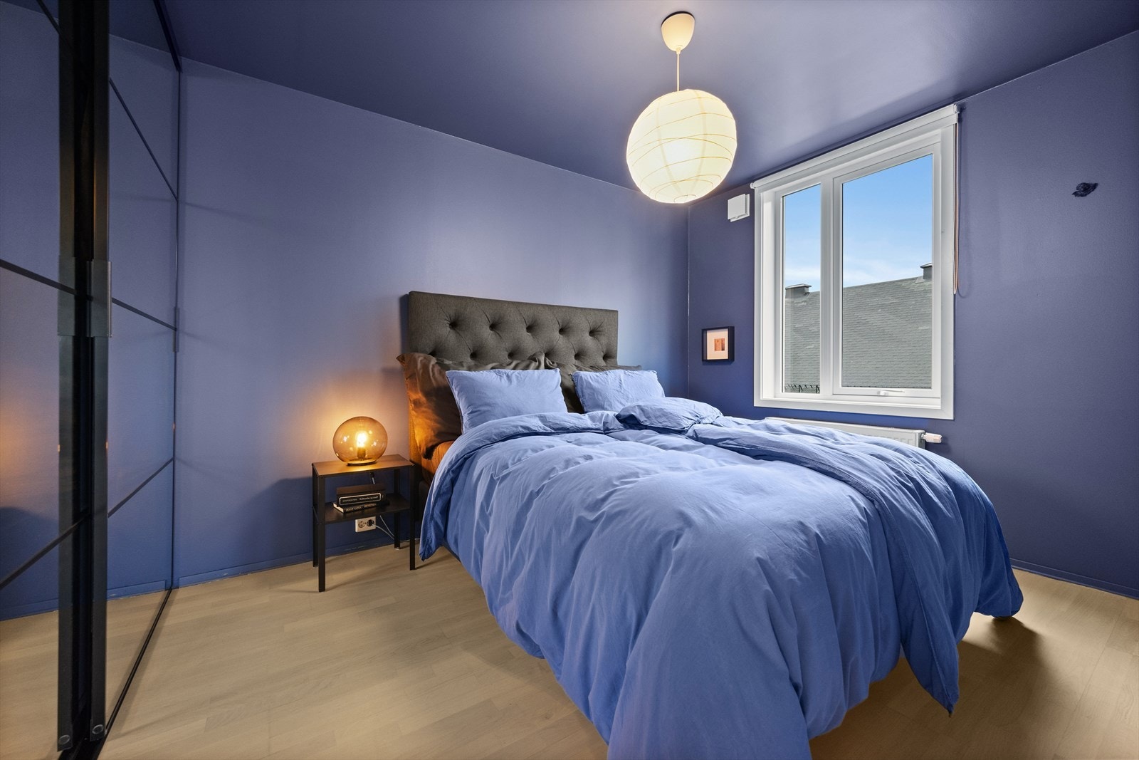 Hovedsoverommet er romslig med god plass til dobbeltseng og tilhørende nattbord Galleribilde